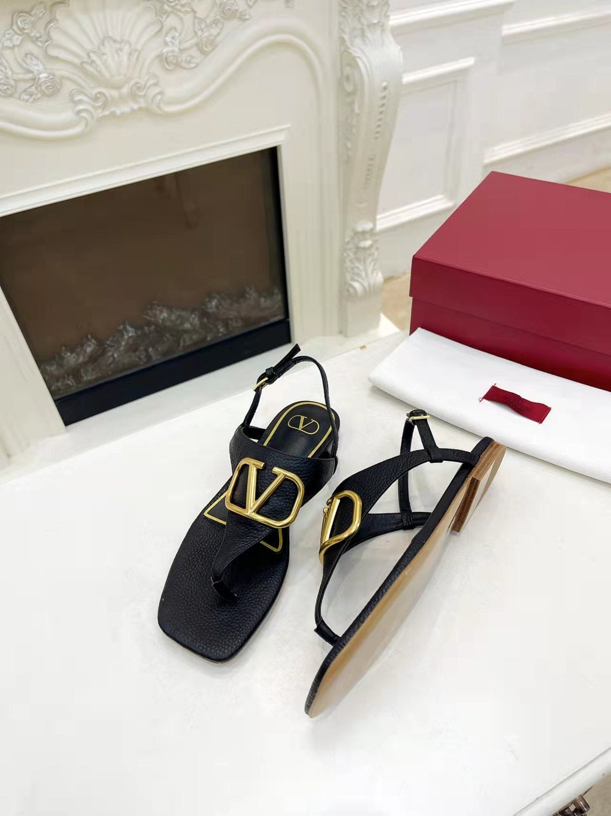 THONG SANDALS IN BLACK CALFSKIN WITH GOLD LOGO