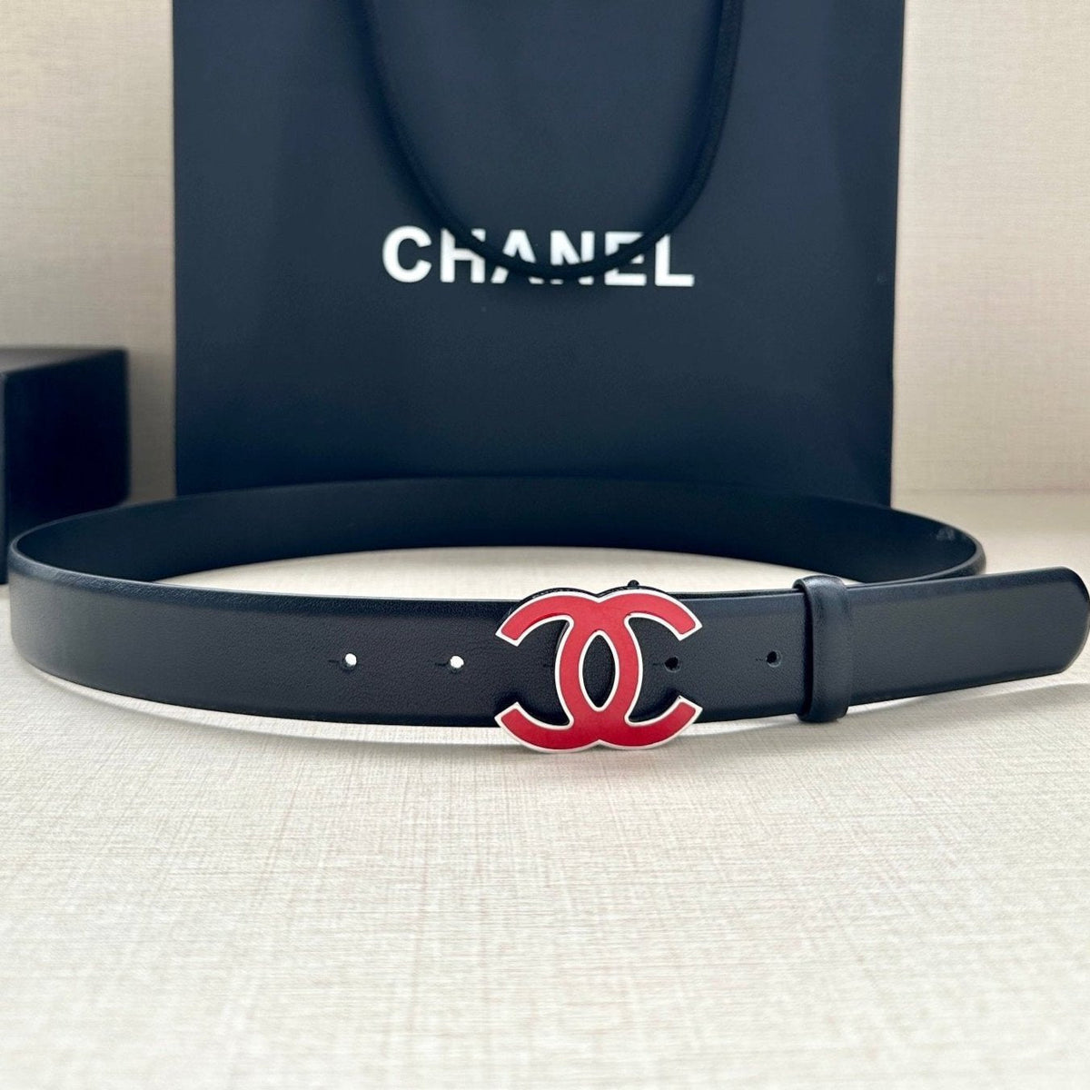 CC 30MM BELT IN BLACK SMOOTH CALFSKIN WITH RED METAL LOGO