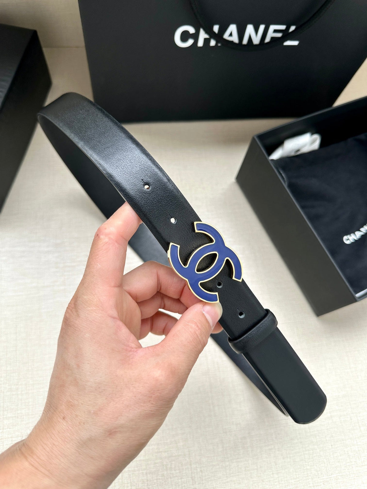 CC 30MM BELT IN BLACK SMOOTH CALFSKIN WITH NAVY BLUE METAL LOGO