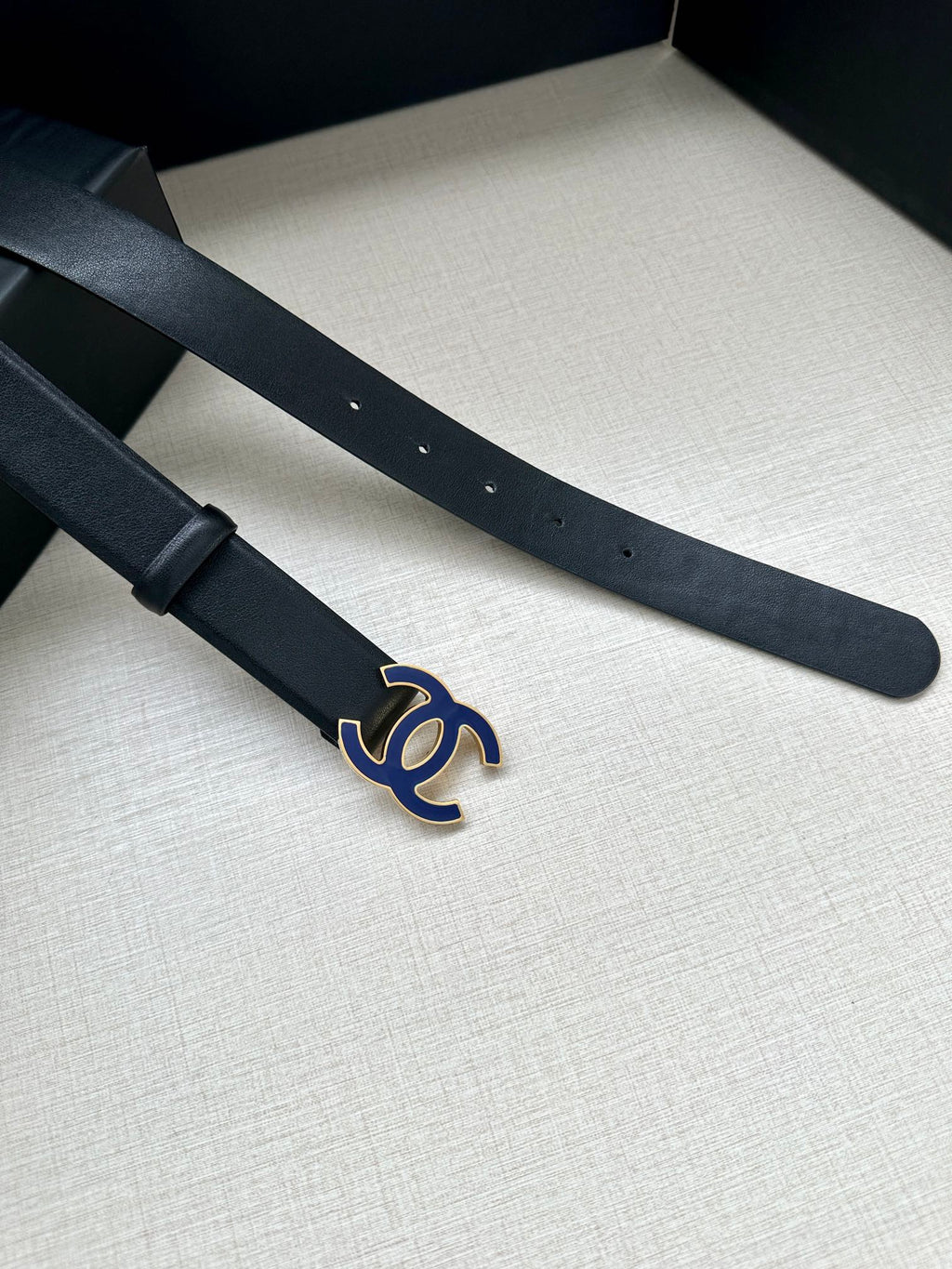 CC 30MM BELT IN BLACK SMOOTH CALFSKIN WITH NAVY BLUE METAL LOGO