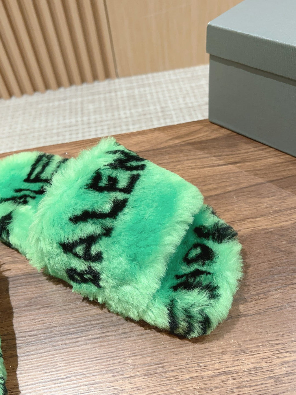 LAMB WOOL SLIPPER GREEN AND BLACK