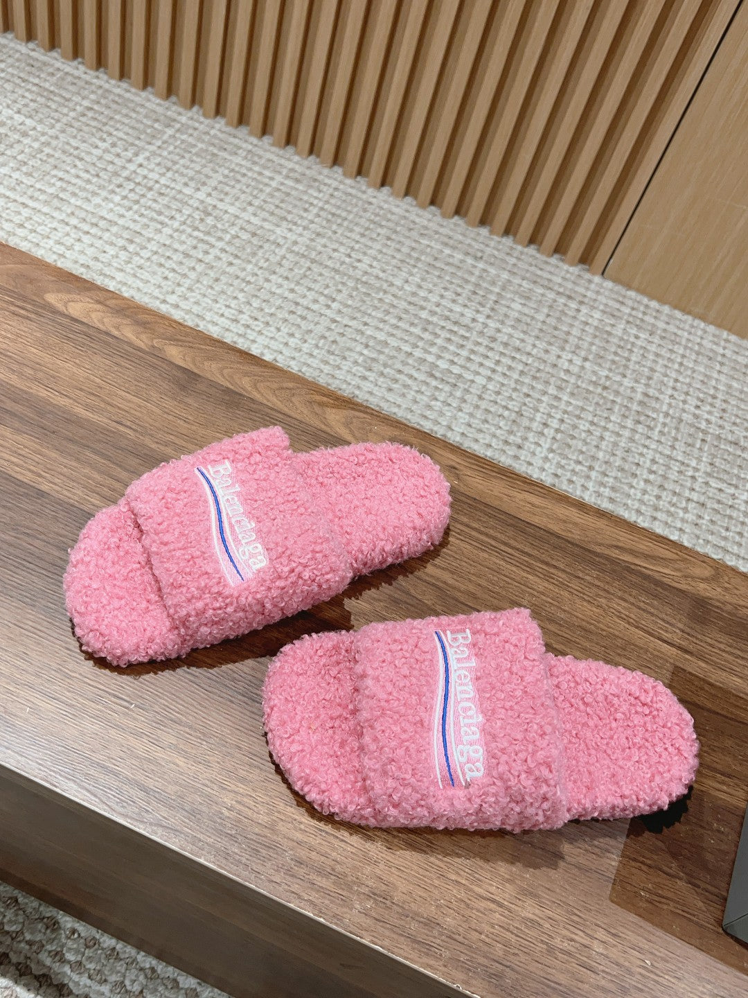 FURRY SLIDES IN PINK CURLY SHEARLING