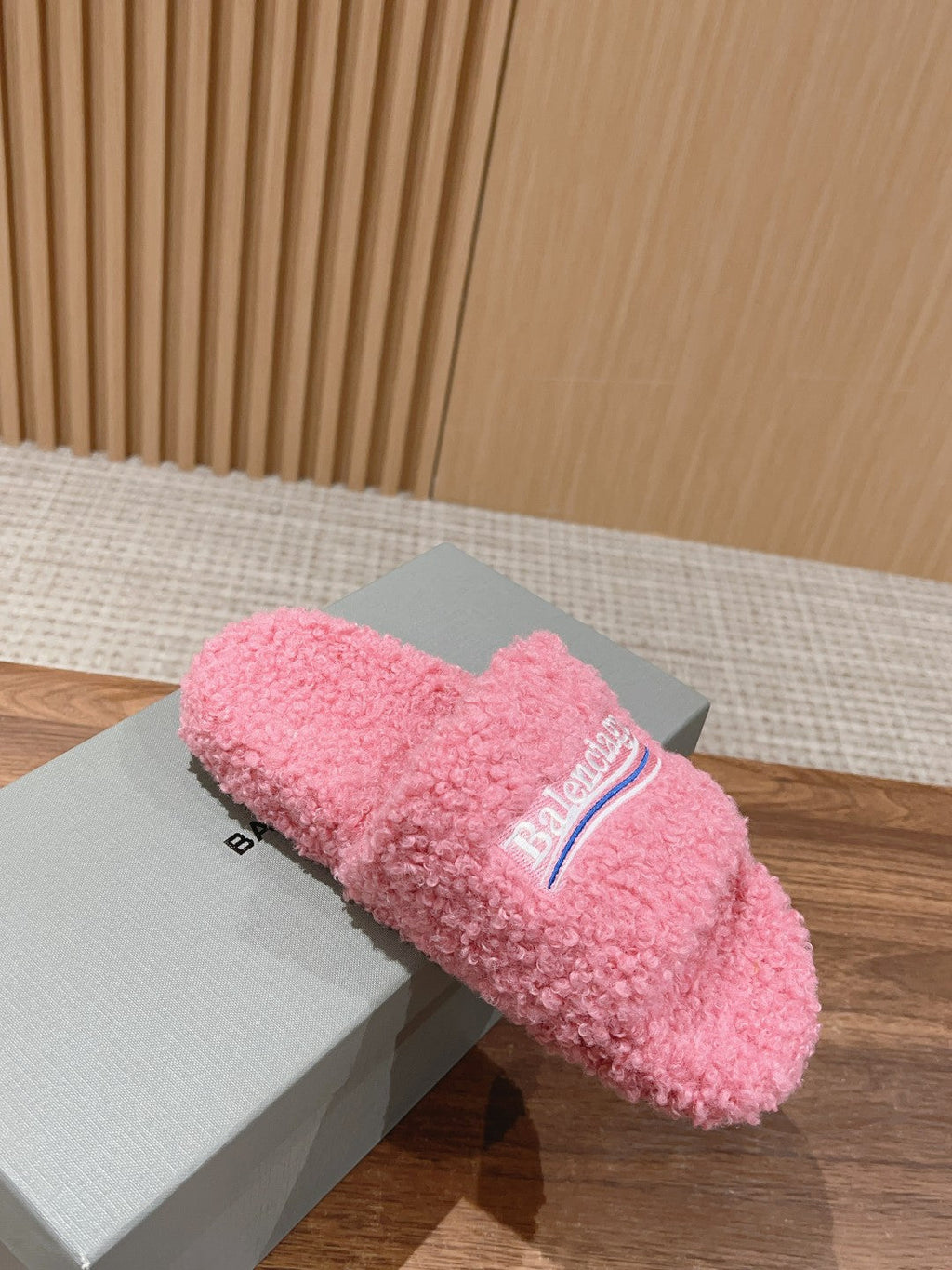 FURRY SLIDES IN PINK CURLY SHEARLING