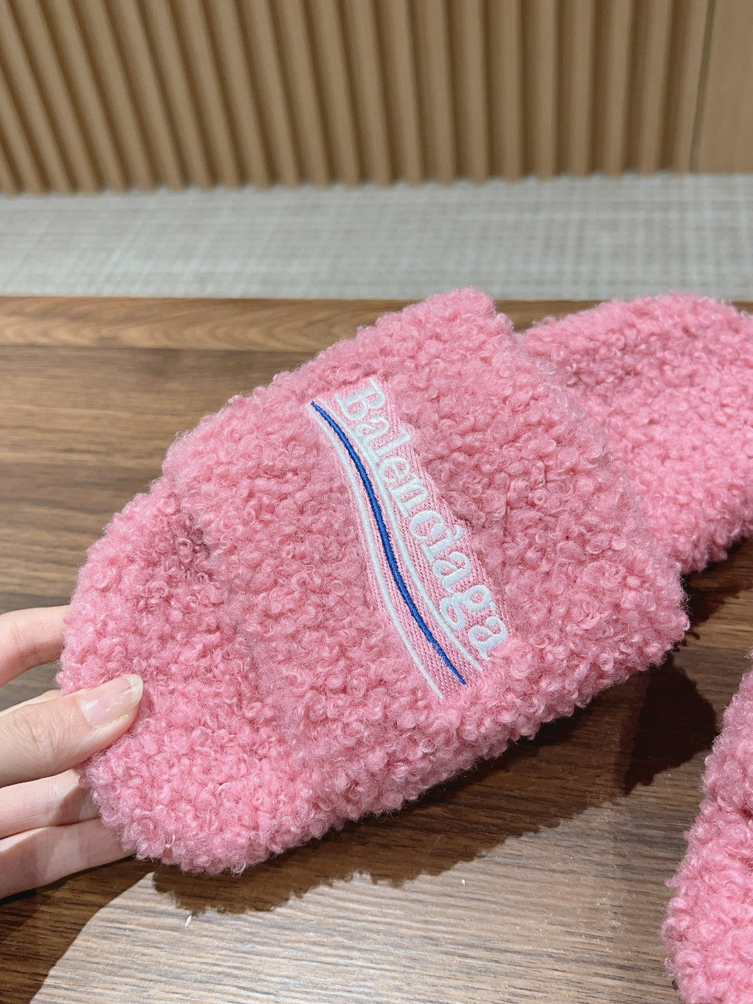 FURRY SLIDES IN PINK CURLY SHEARLING