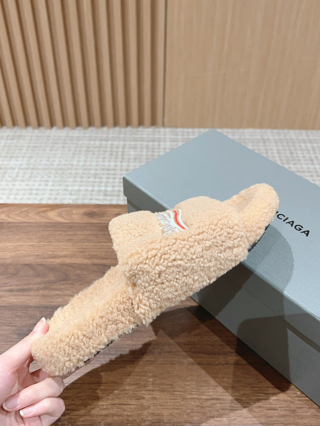 FURRY SLIDES IN BEIGE CURLY SHEARLING