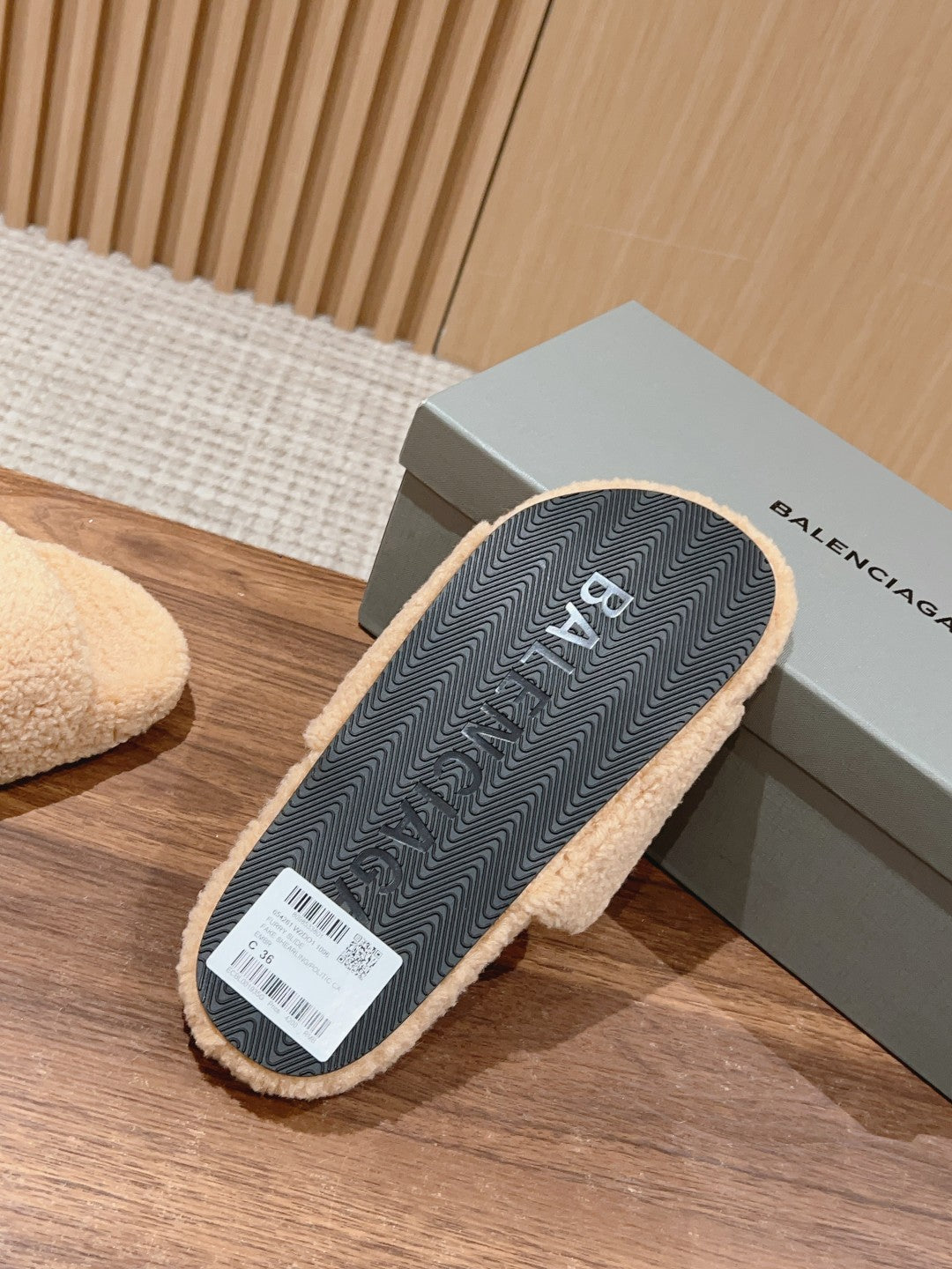FURRY SLIDES IN BEIGE CURLY SHEARLING