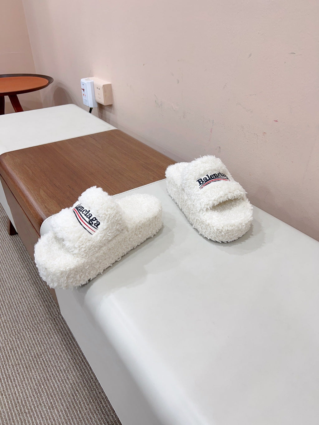 THICK-SOLED SLIPPERS IN WHITE WOOL