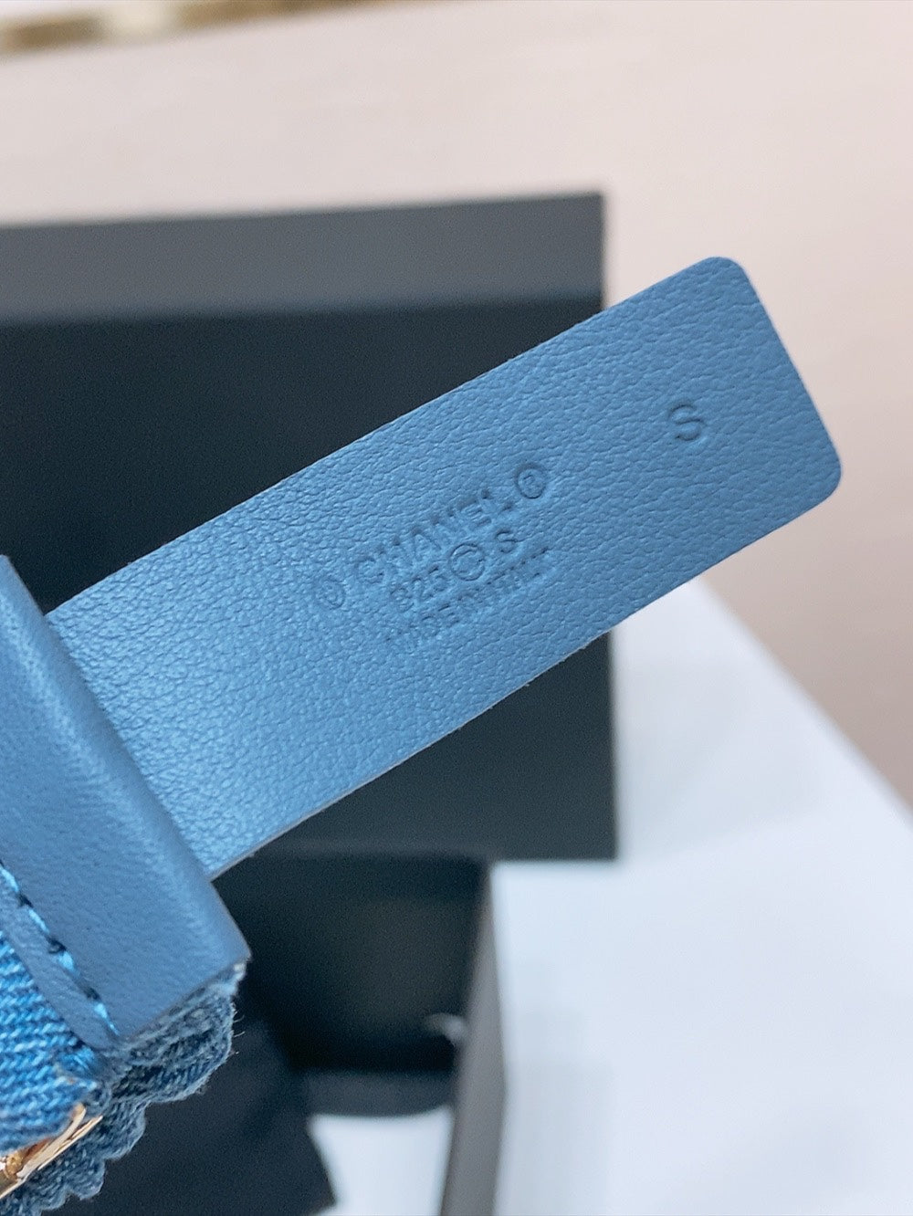 ELASTIC BELT 30MM IN BLUE DENIM WITH SQUARE BUCKLE EMBOSSED LOGO