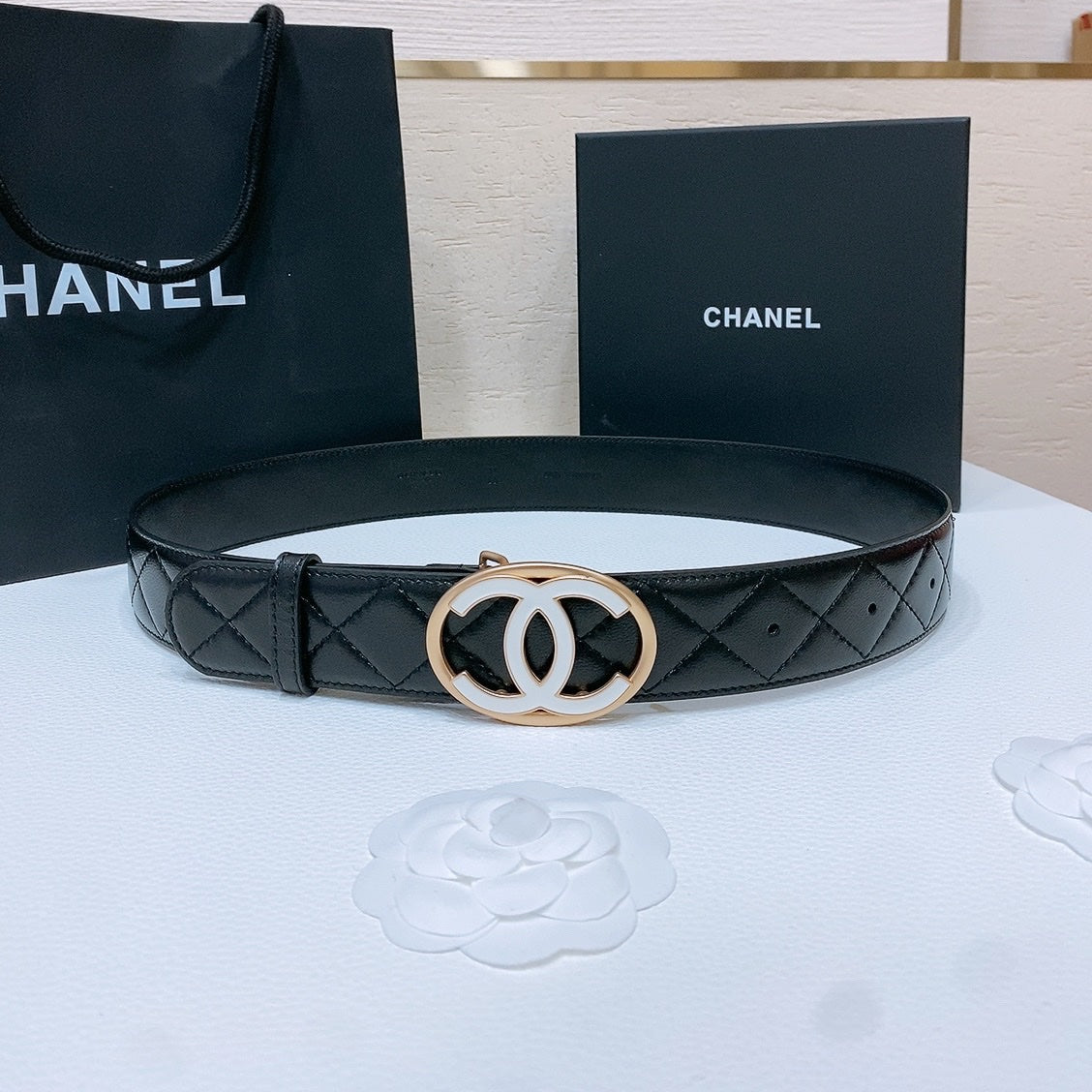 DOUBLE C BELT 38MM IN BLACK QUILTED LAMBSKIN GOLD OVAL BUCKLE CENTERED WHITE LOGO