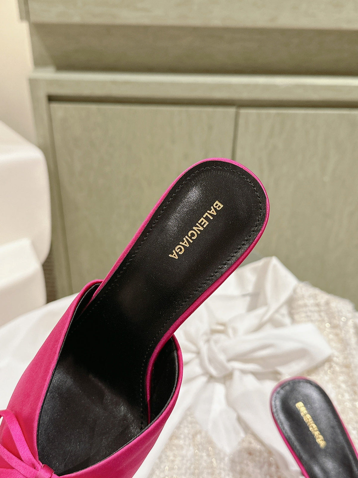 POINTED HIGH MULES WITH BOW IN HOT PINK SILK