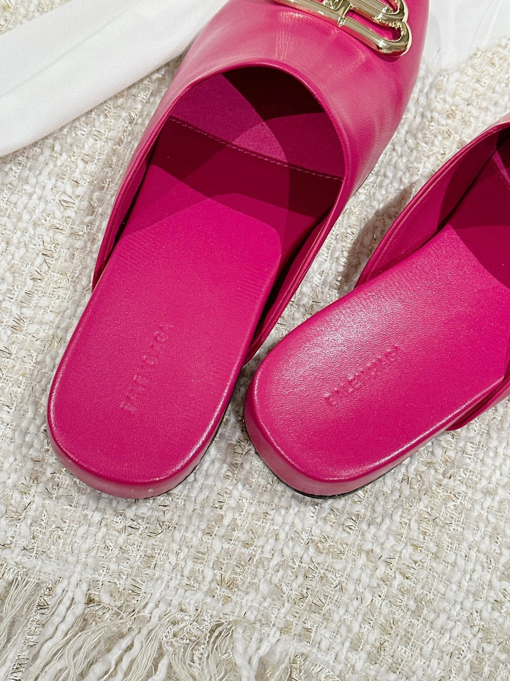 FLAT MULES IN DEEP PINK SMOOTH CALFSKIN GOLD BUCKLE
