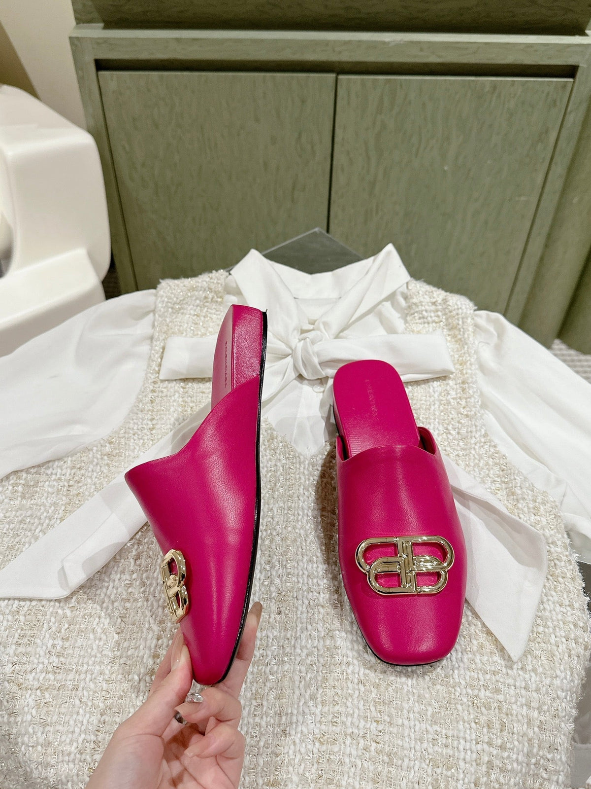 FLAT MULES IN DEEP PINK SMOOTH CALFSKIN GOLD BUCKLE