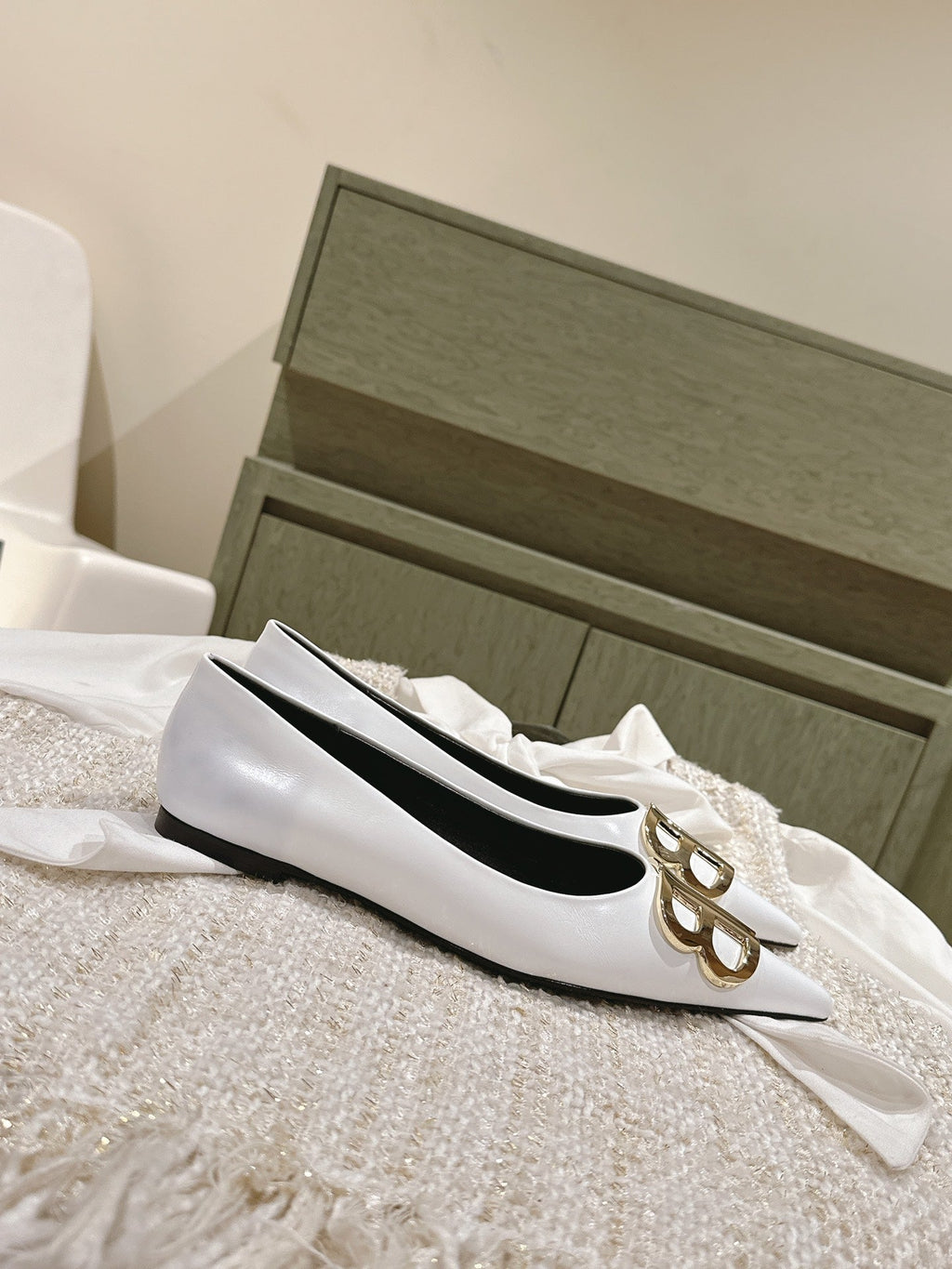 POINTED BB GOLD BUCKLE BALLET FLAT IN WHITE SHINY LAMBSKIN