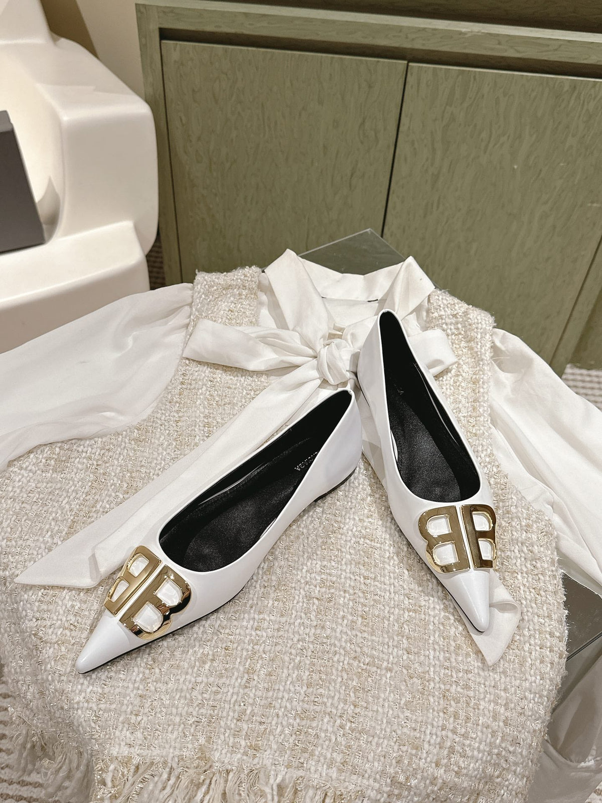 POINTED BB GOLD BUCKLE BALLET FLAT IN WHITE SHINY LAMBSKIN
