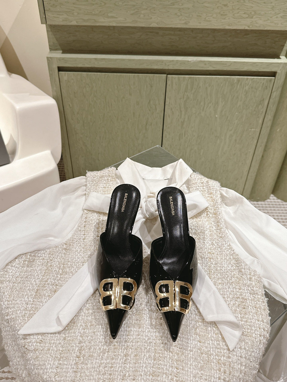 POINTED BB GOLD BUCKLE HIGH MULES IN BLACK PATENT CALFSKIN