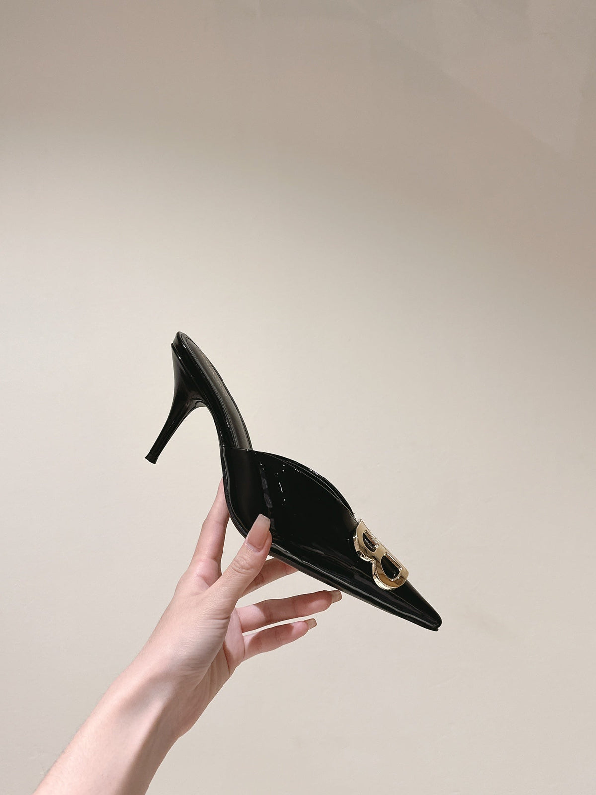 POINTED BB GOLD BUCKLE HIGH MULES IN BLACK PATENT CALFSKIN