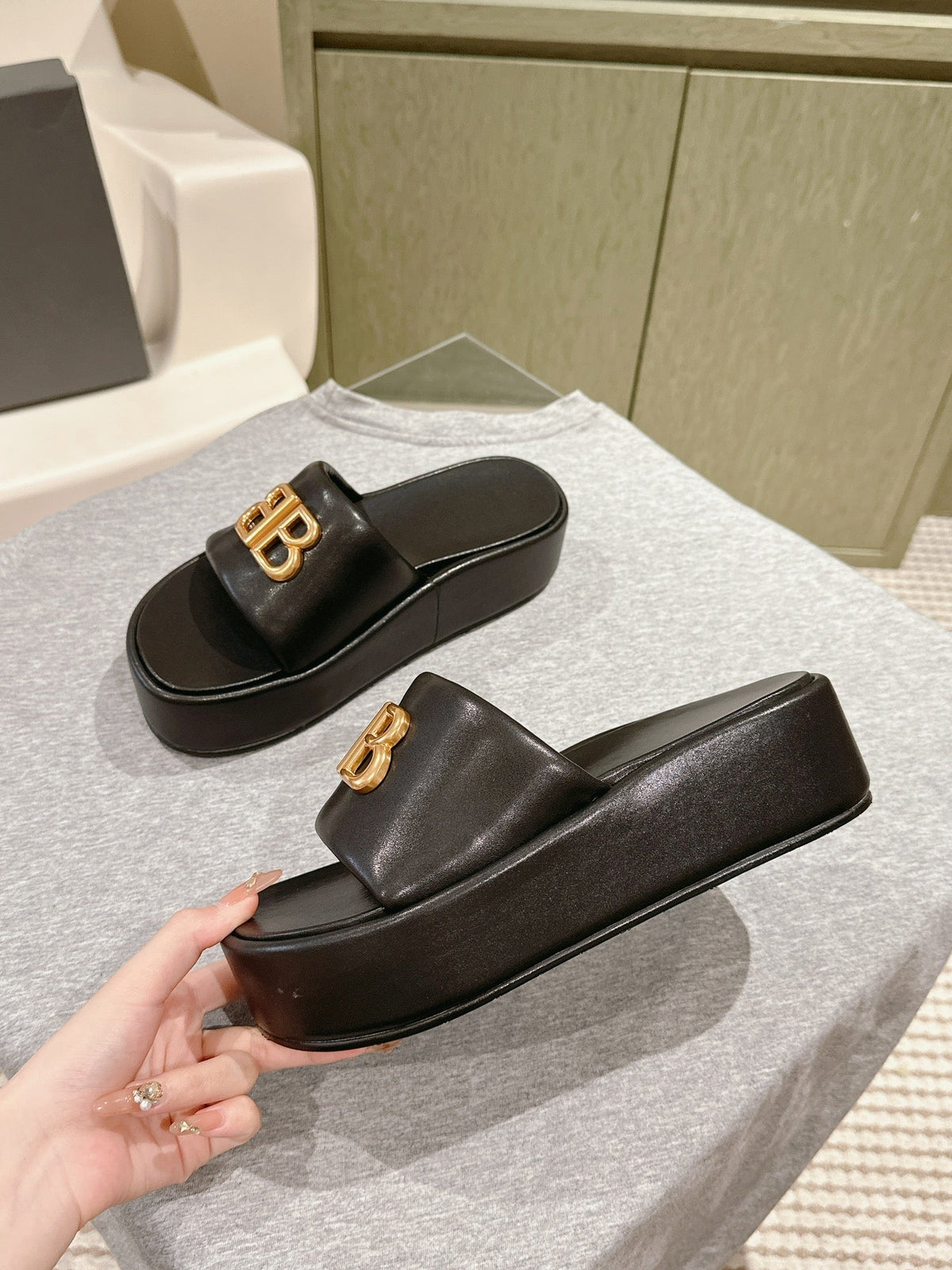 RISE SANDALS IN BLACK SHINY LAMBSKIN GOLD BUCKLE