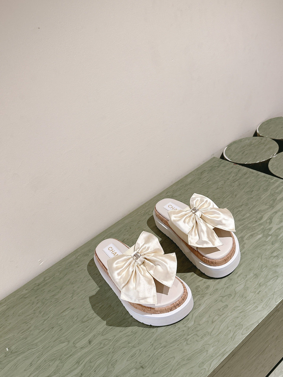 CC SLIPPERS WITH SILK BOW IN WHITE COWHIDE