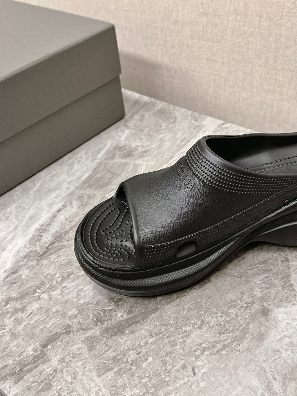 POOL CROCS SLIDE SANDAL IN BLACK RUBBER
