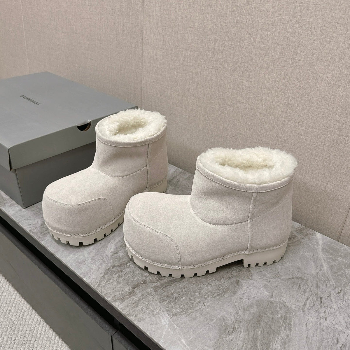 ALASKA BOOTIE IN WHITE SUEDE AND WOOL LINING