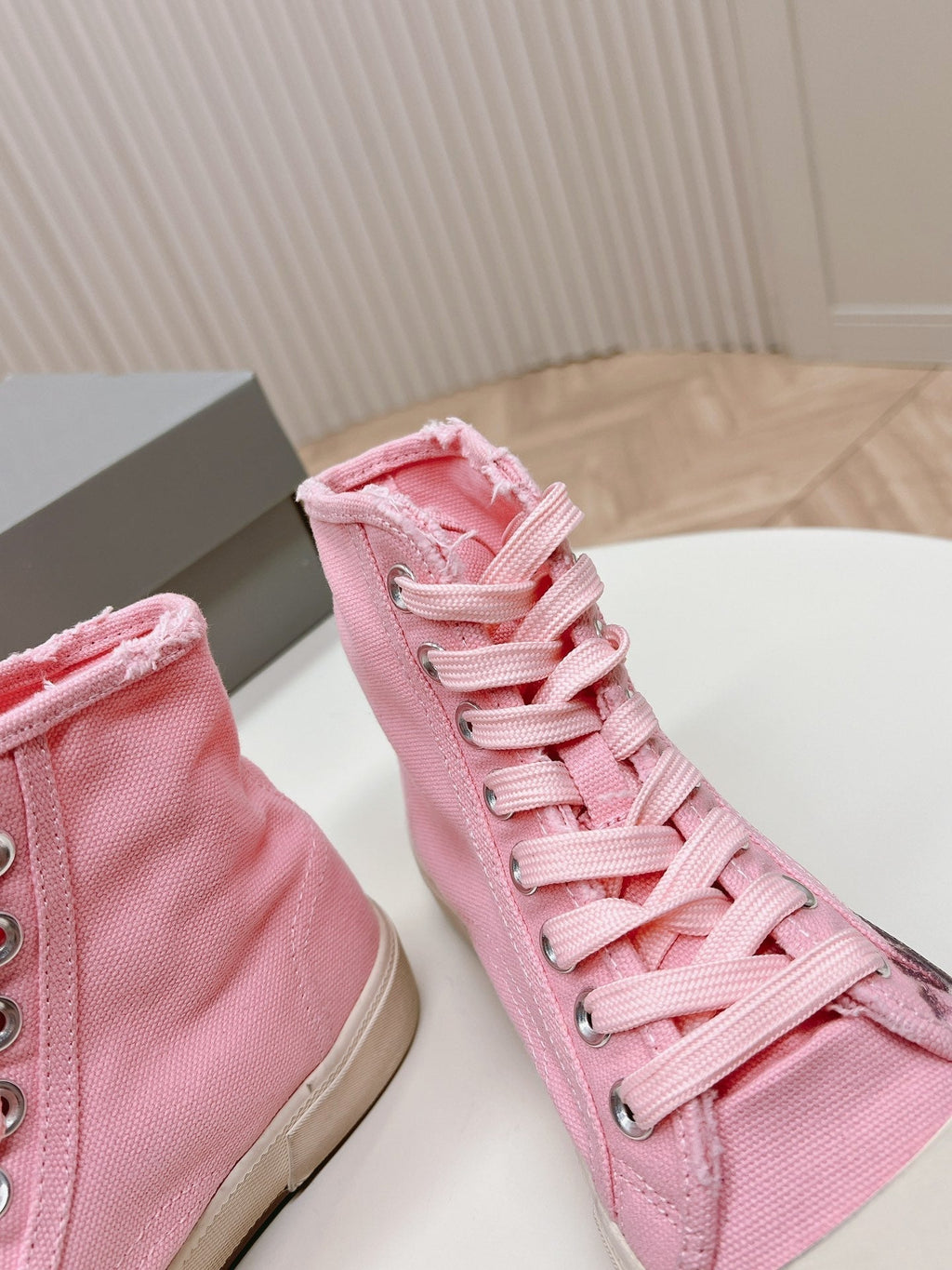 PINK CANVAS HIGH-TOP SNEAKERS LOGO GRAFFITI
