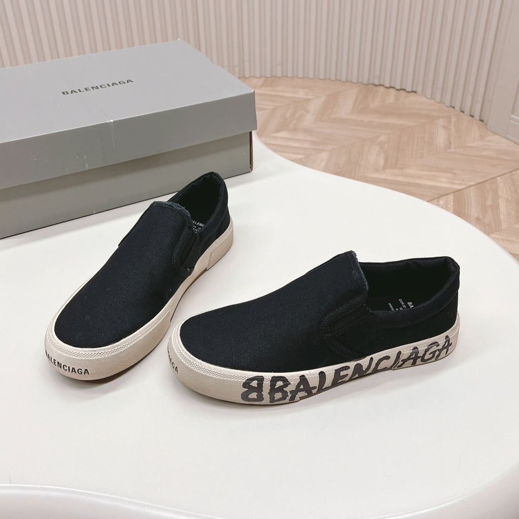 SLIP-ON SNEAKERS GRAFFITI IN BLACK CANVAS