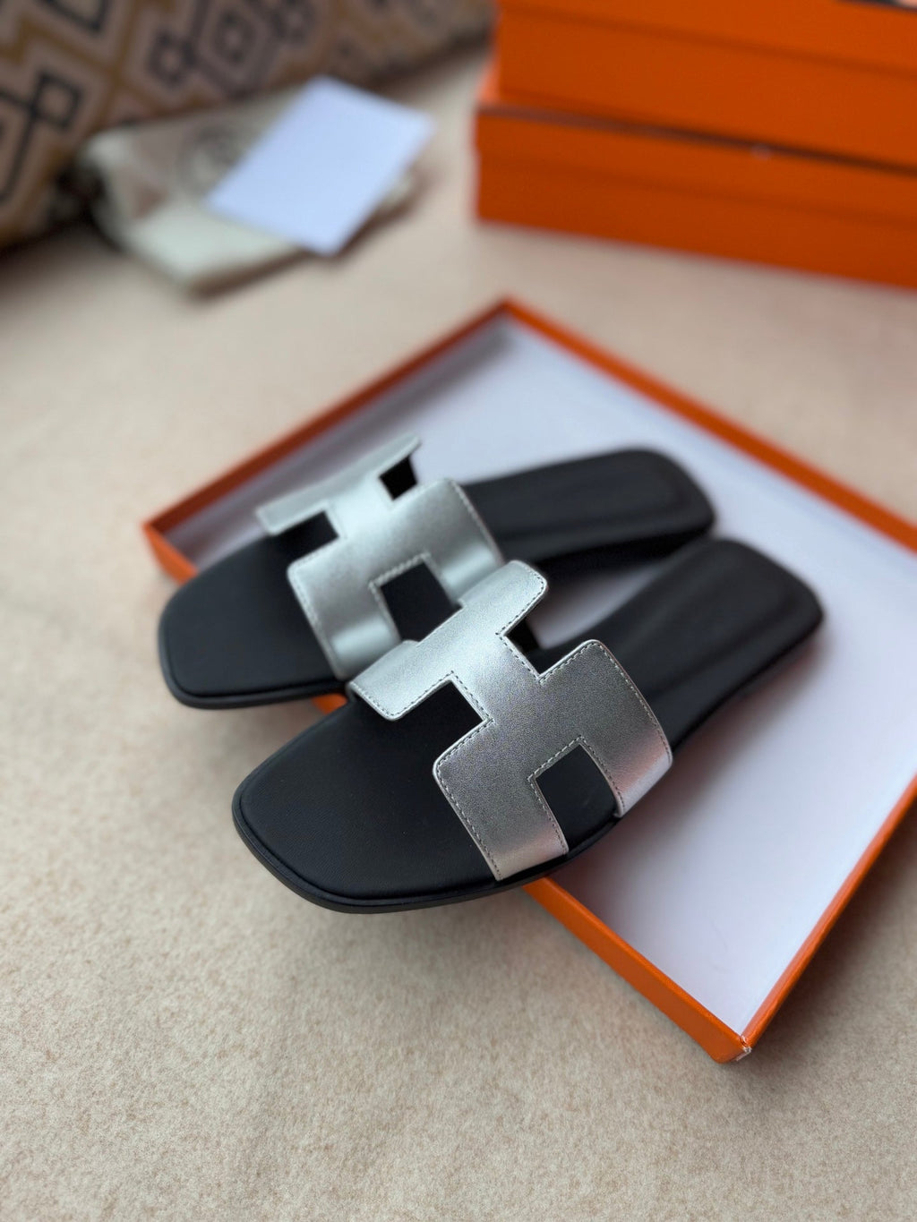 0RAN SANDALS IN SILVER CALFSKIN