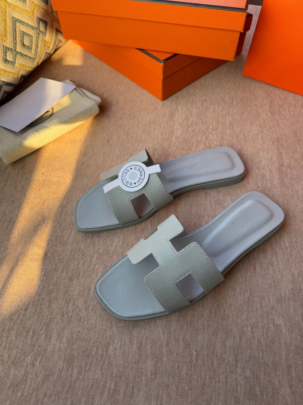 0RAN SANDALS IN WARM GRAY CALFSKIN