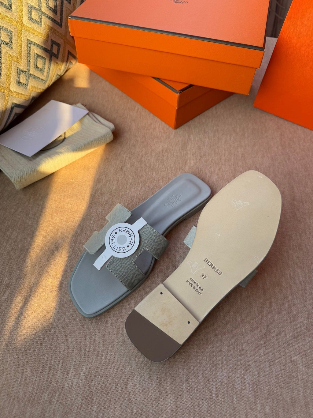 0RAN SANDALS IN WARM GRAY CALFSKIN