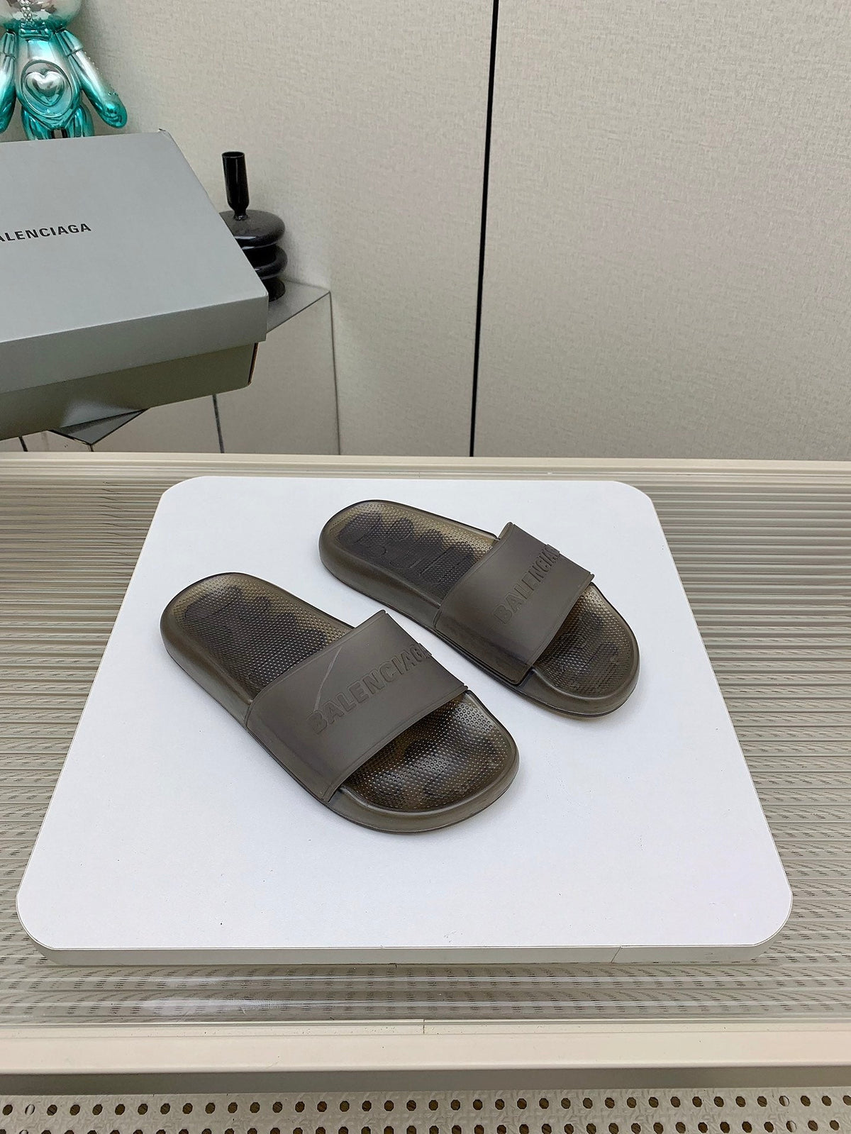 POOL SLIDE SANDAL IN SMOKE BROWN RUBBER