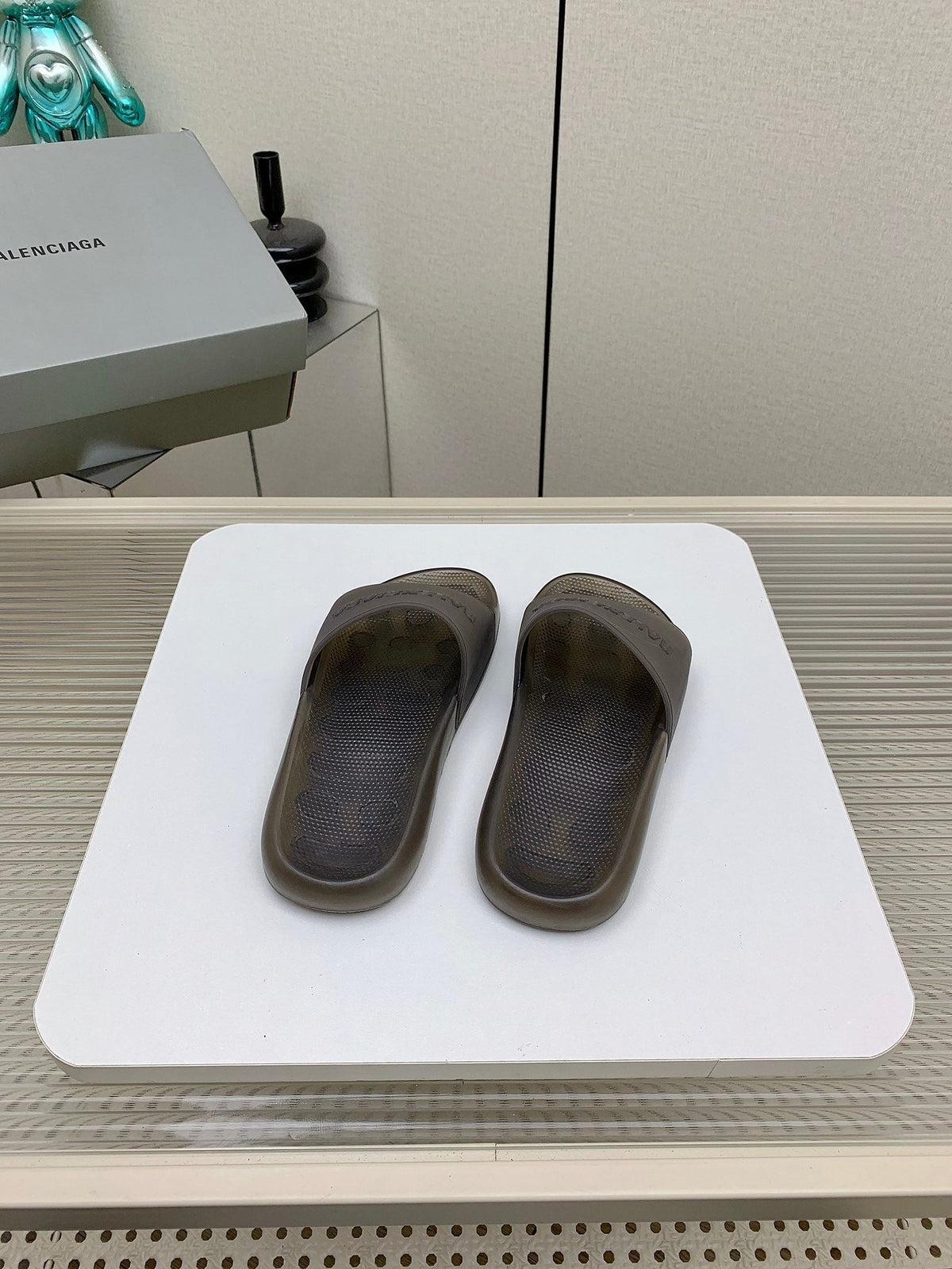 POOL SLIDE SANDAL IN SMOKE BROWN RUBBER