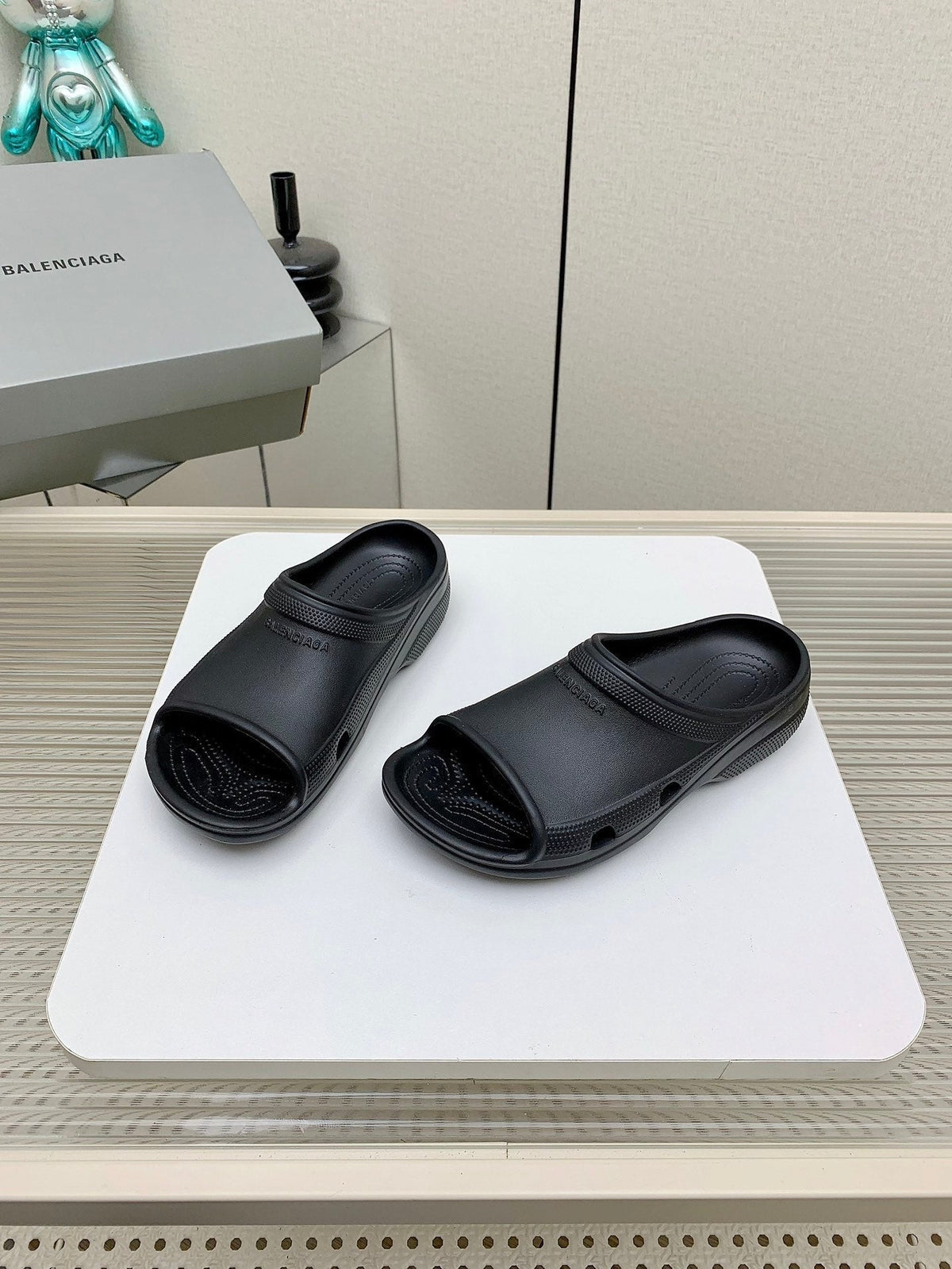POOL CROCS IN BLACK RUBBER