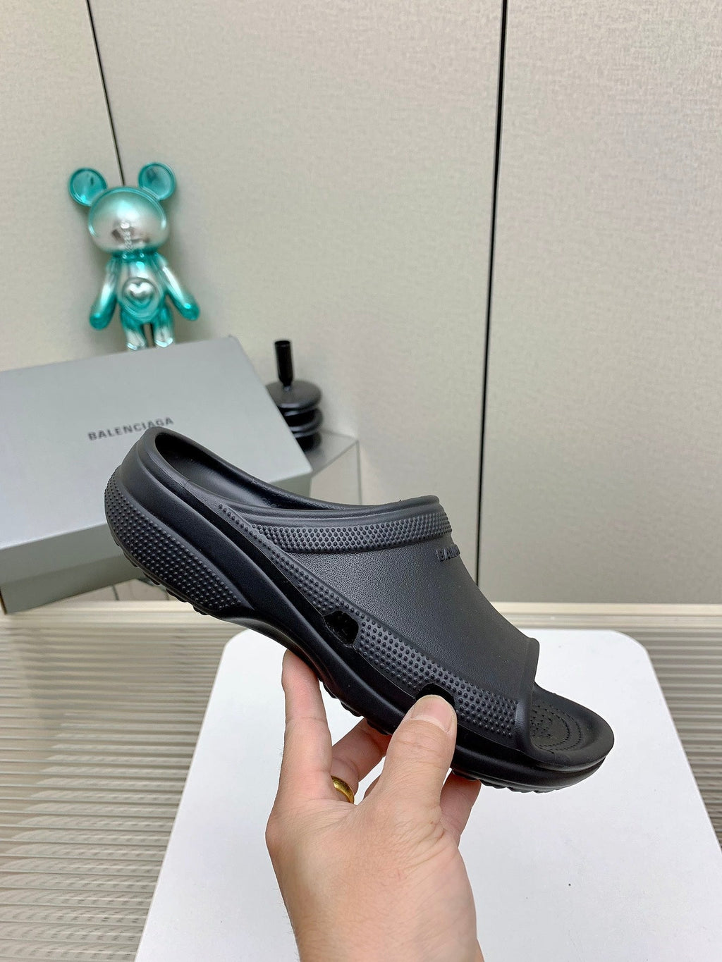 POOL CROCS IN BLACK RUBBER