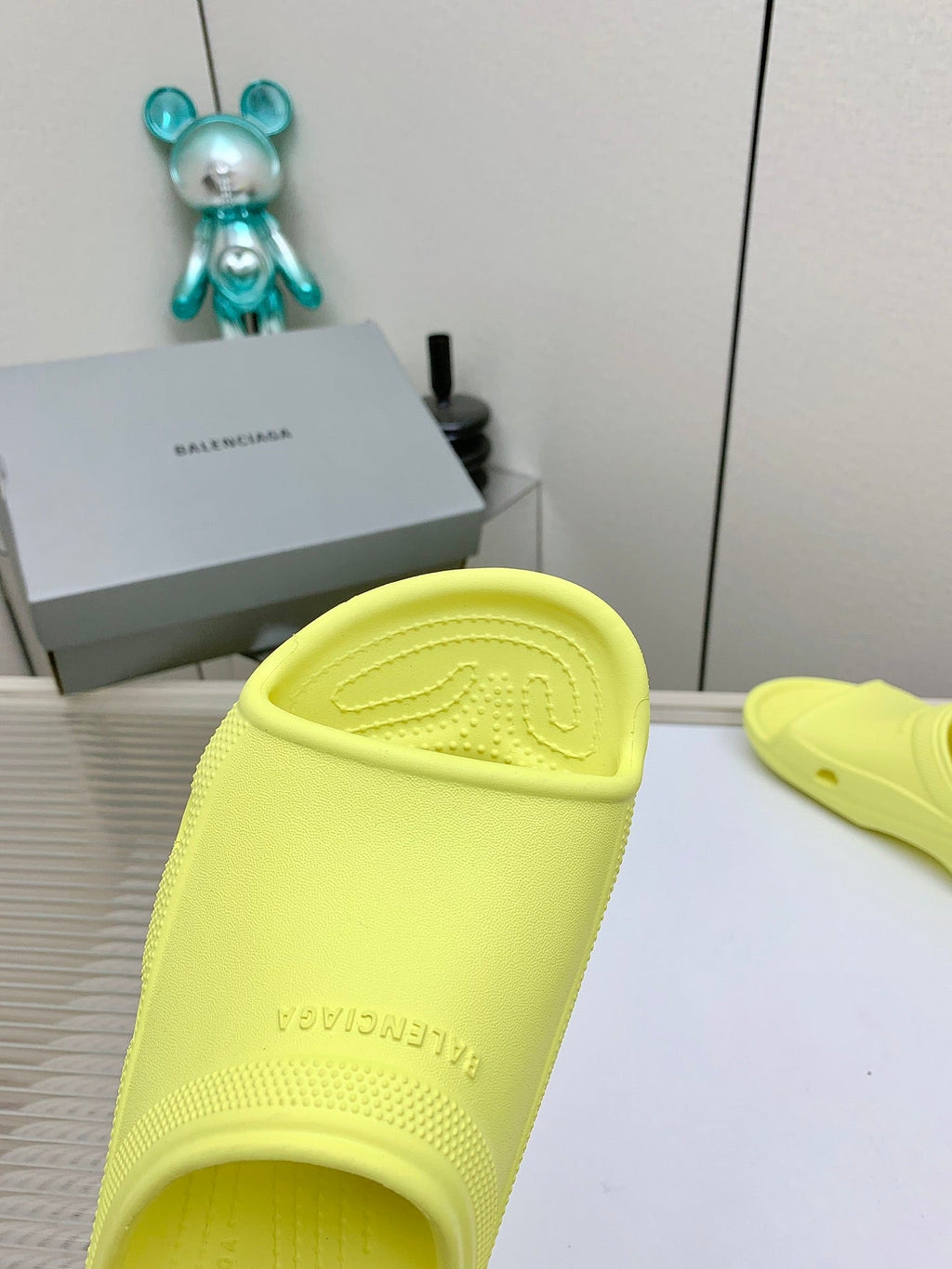 POOL CROCS IN MANZ YELLOW RUBBER