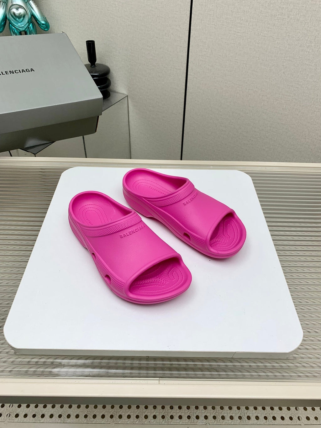 POOL CROCS IN HOT PINK RUBBER