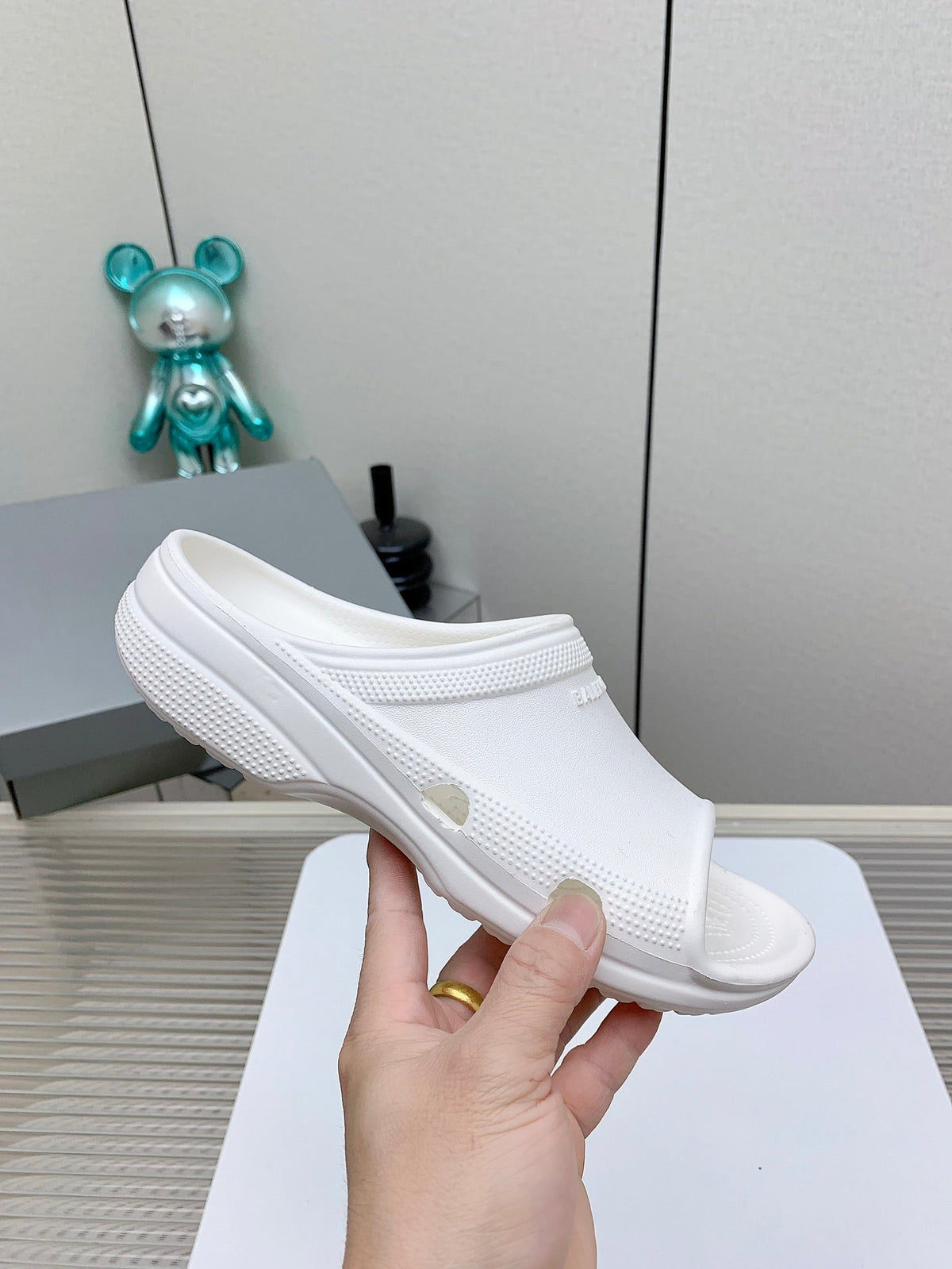 POOL CROCS IN WHITE RUBBER