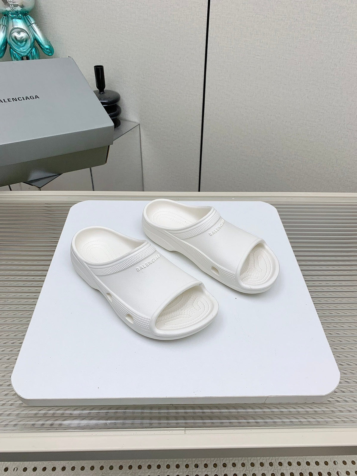 POOL CROCS IN WHITE RUBBER