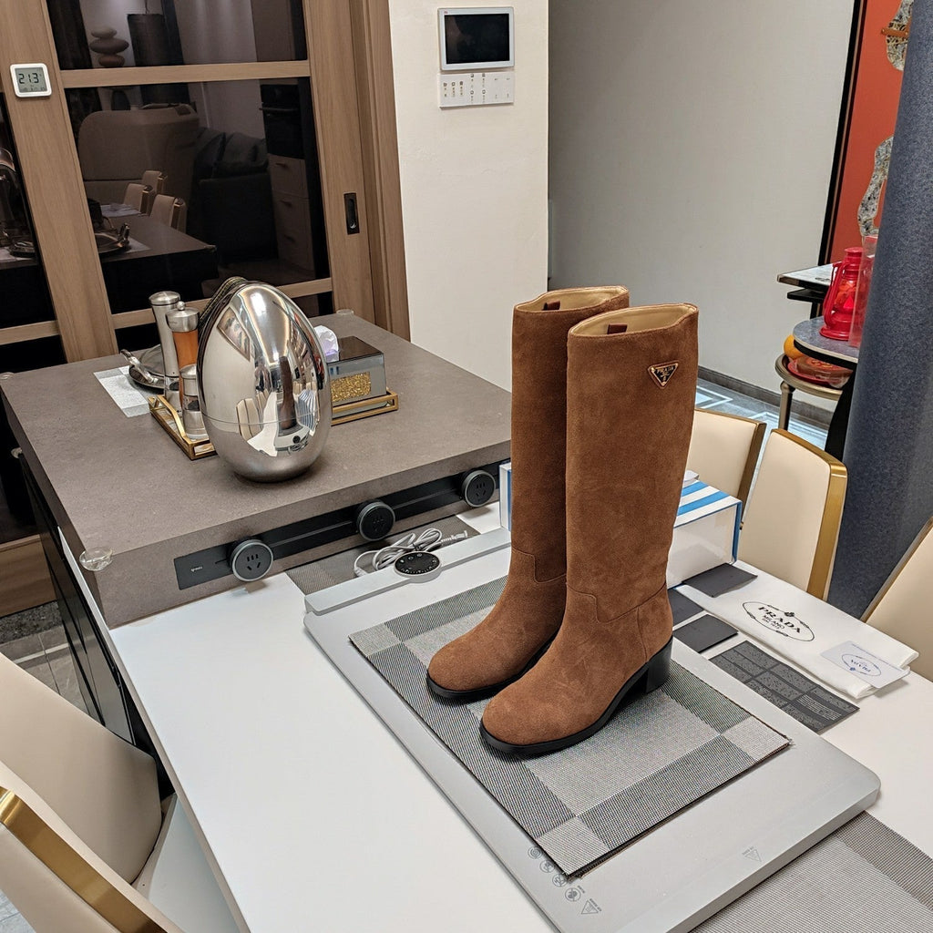 KNEE BOOTS WITH TRIANGLE LOGO IN CAMEL SUEDE