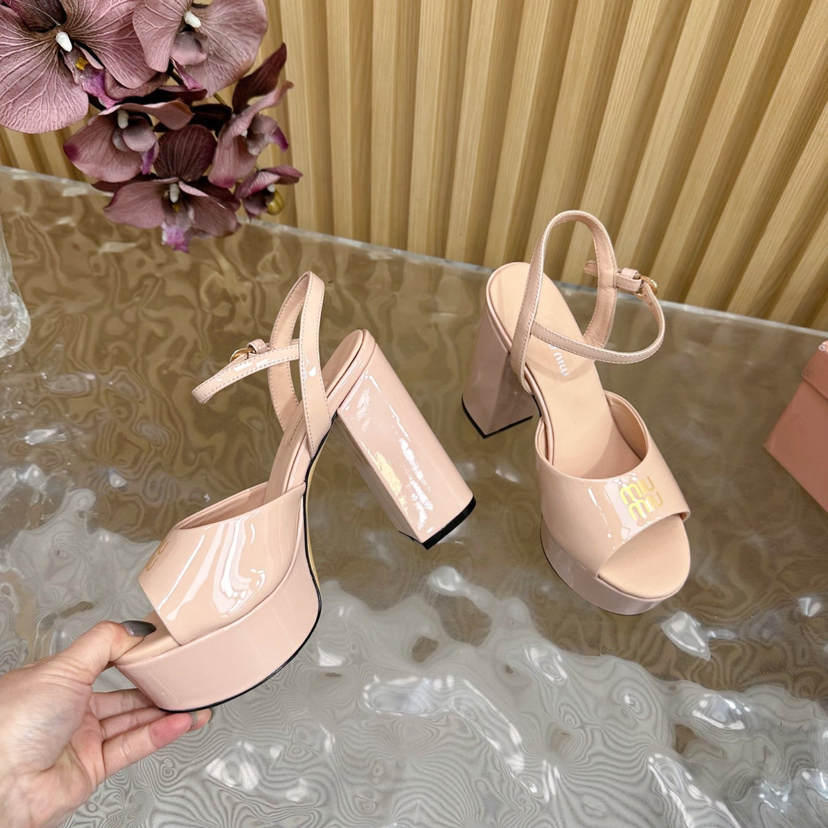 PLATFORM HEELS IN LADY PINK PATENT CALFSKIN GOLD LOGO IN STRAP