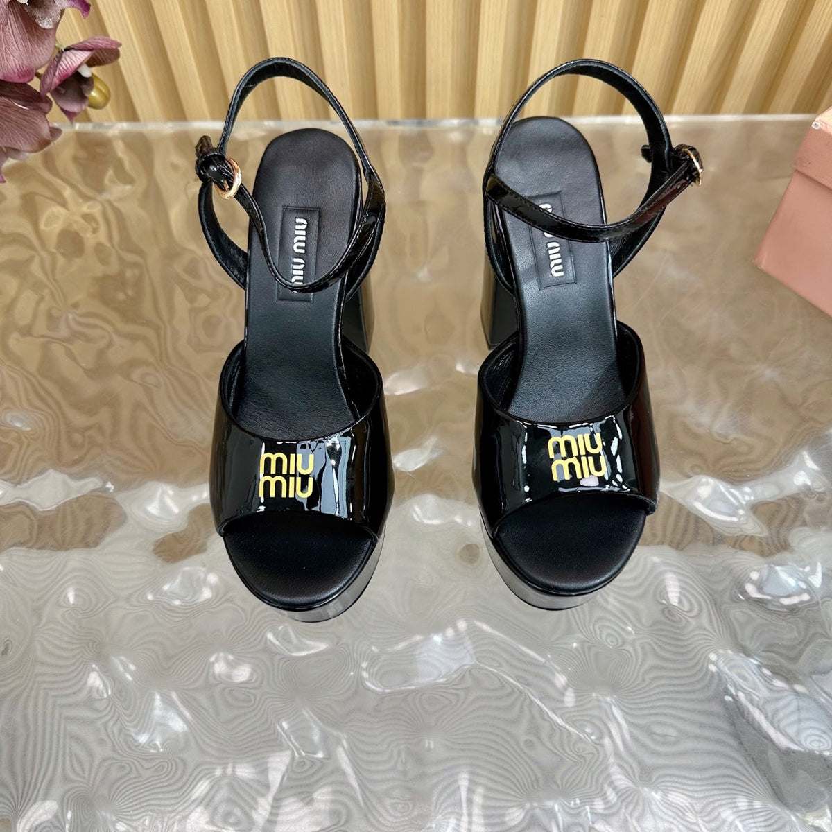PLATFORM HEELS IN BLACK PATENT CALFSKIN GOLD LOGO IN STRAP