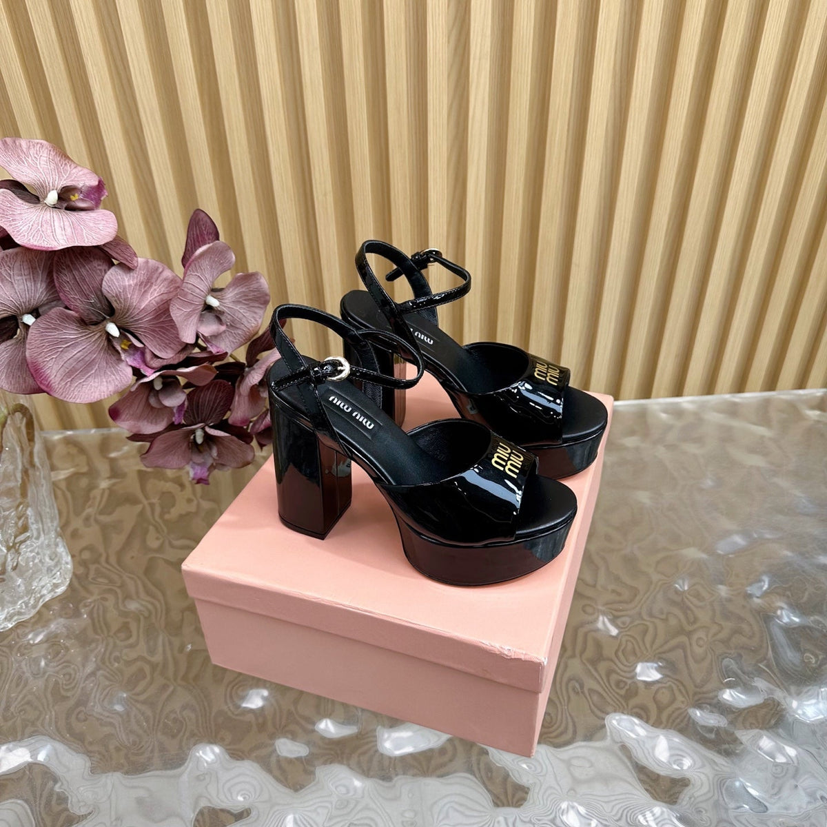 PLATFORM HEELS IN BLACK PATENT CALFSKIN GOLD LOGO IN STRAP