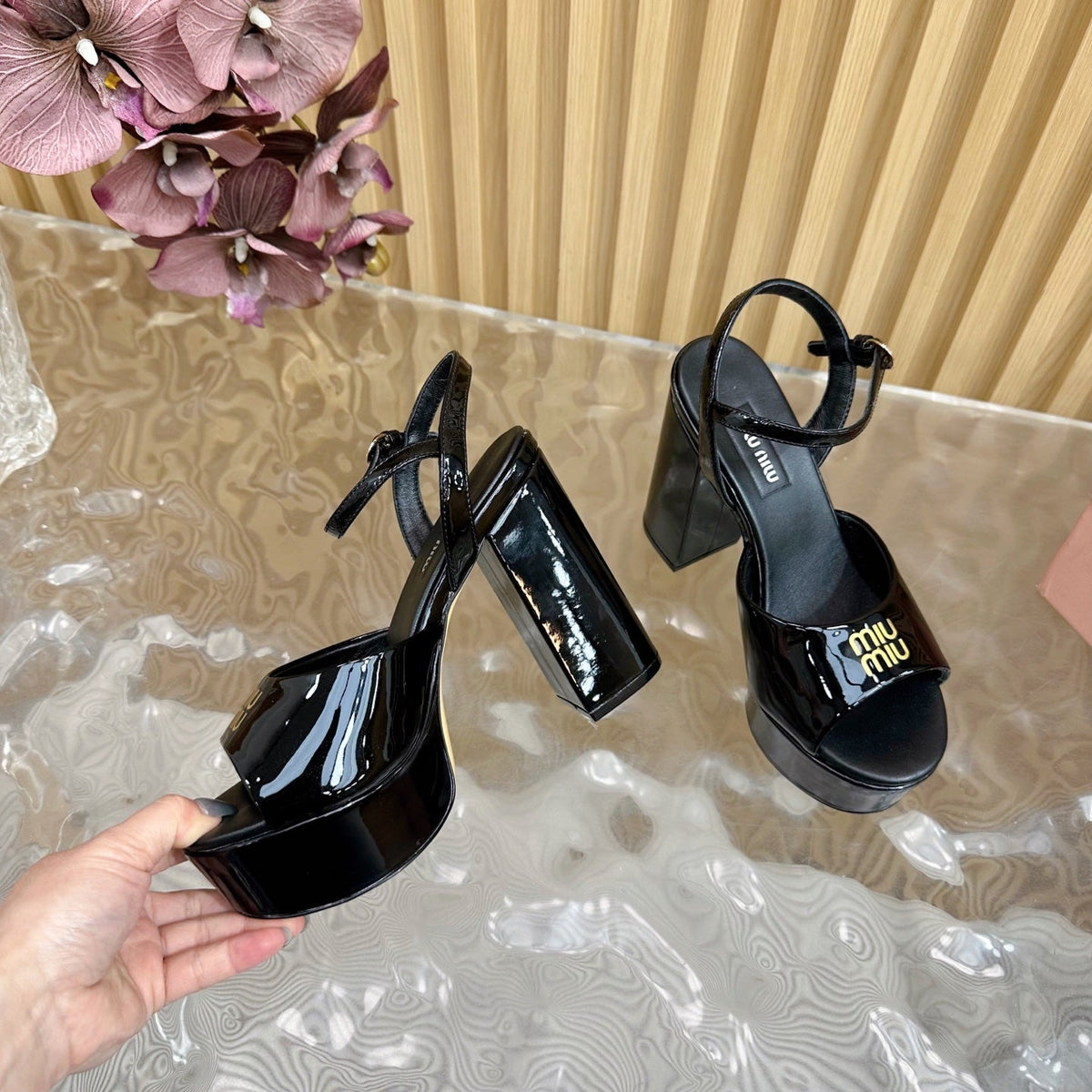 PLATFORM HEELS IN BLACK PATENT CALFSKIN GOLD LOGO IN STRAP