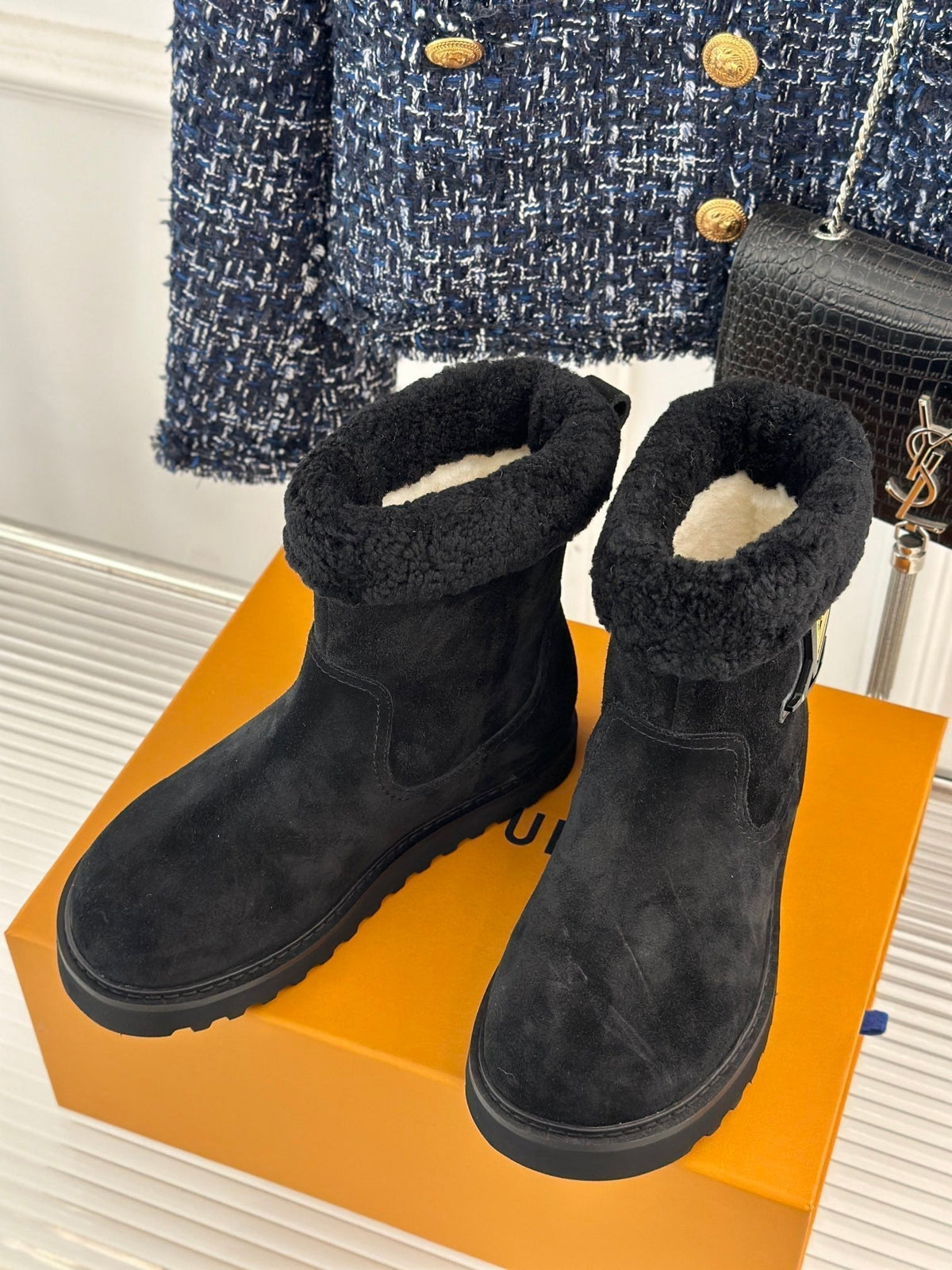 CHUNKY SOLE SNOW BOOTS IN BLACK SUEDE AND WOOL
