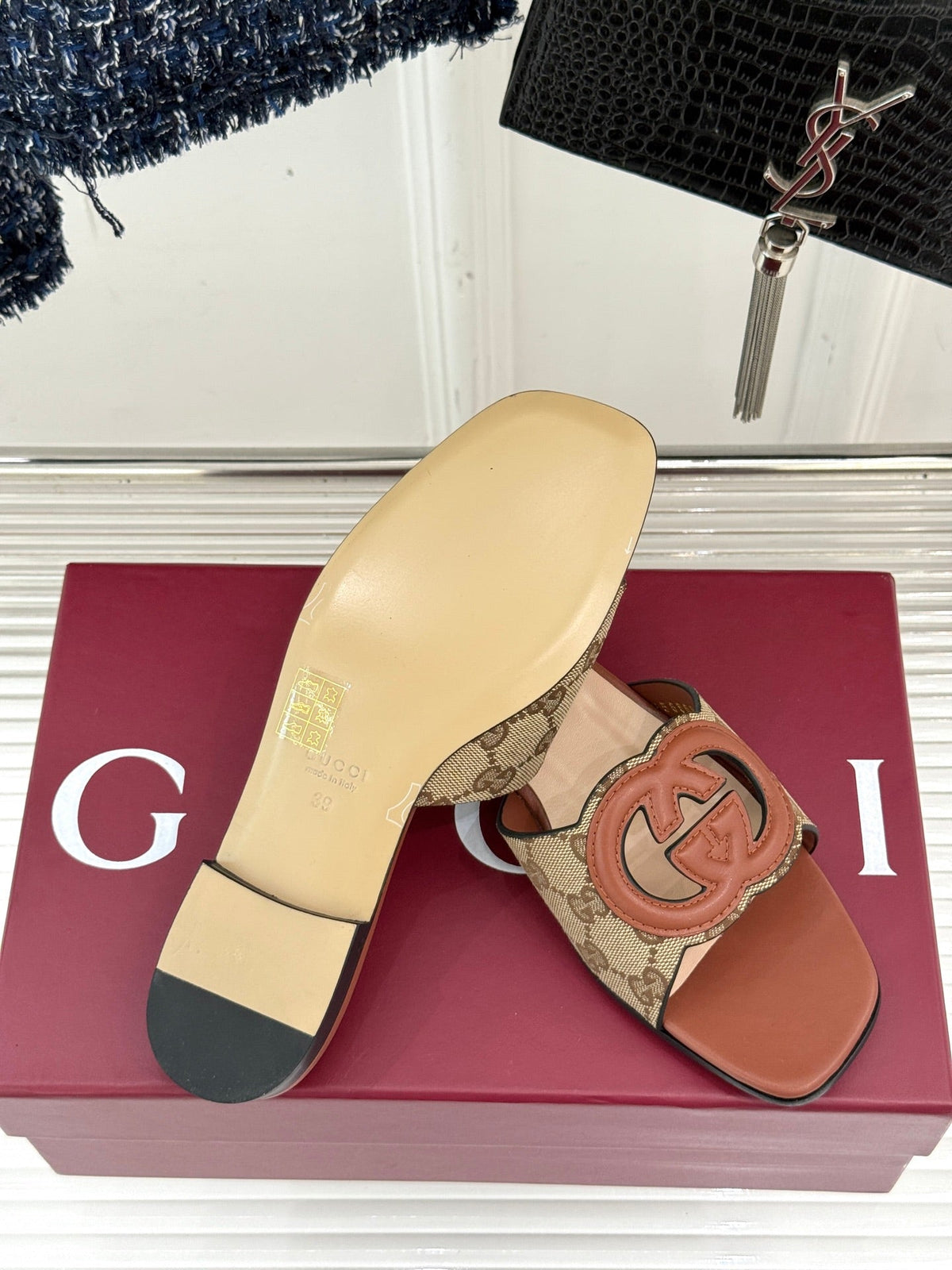SLIDE SANDALS IN BURNT BROWN AND LIGHT BEIGE CALFSKIN