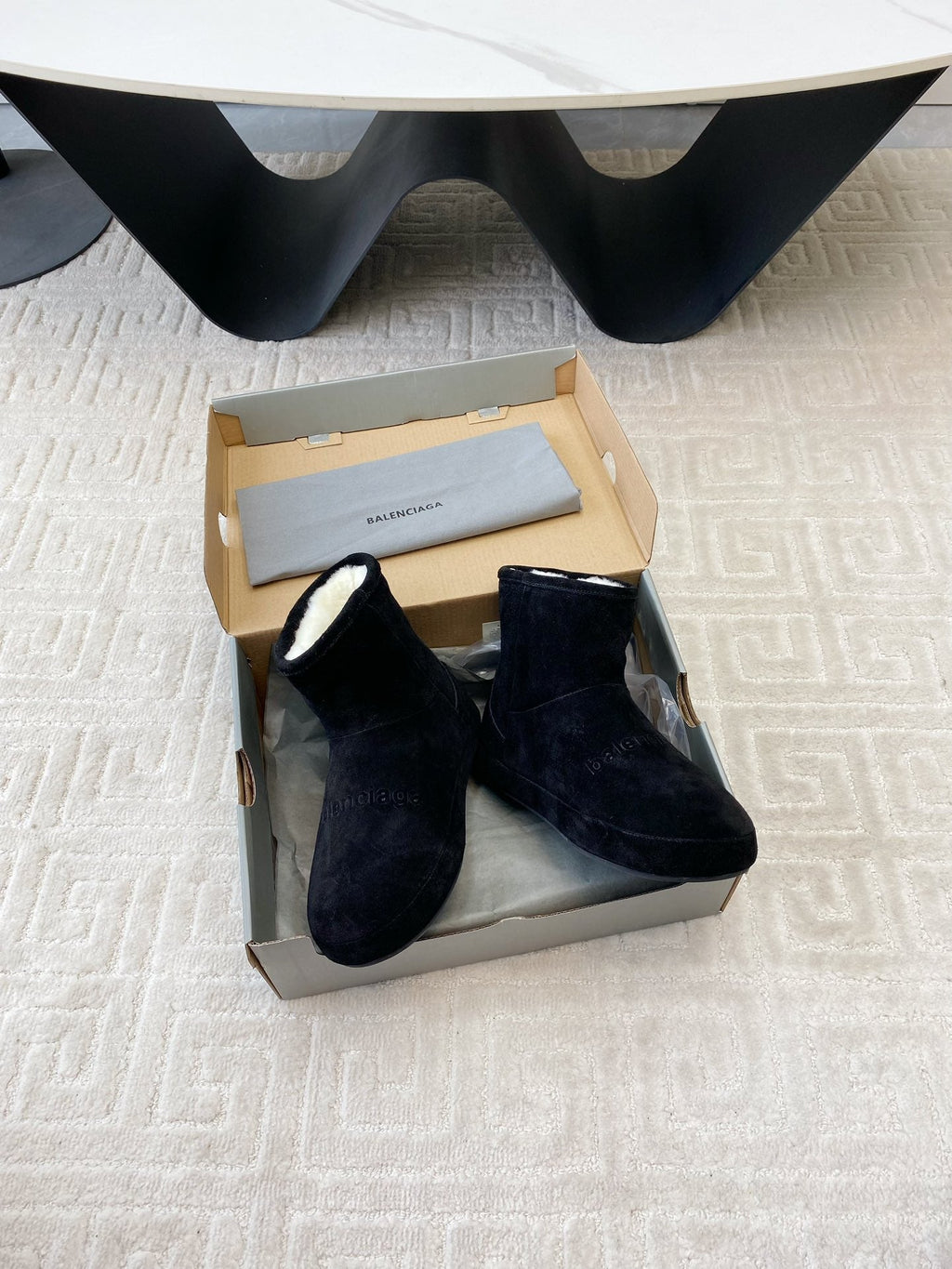 FLAT ANKLE BOOTS IN BLACK SUEDE AND SHEARLING LINING