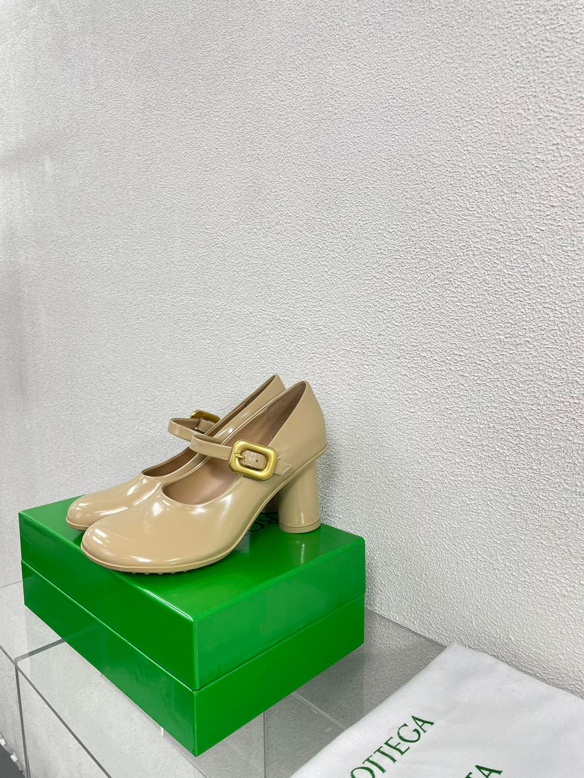 ATOMIC MARY-JANE PUMP 9 CM IN BISQUE BEIGE CALFSKIN