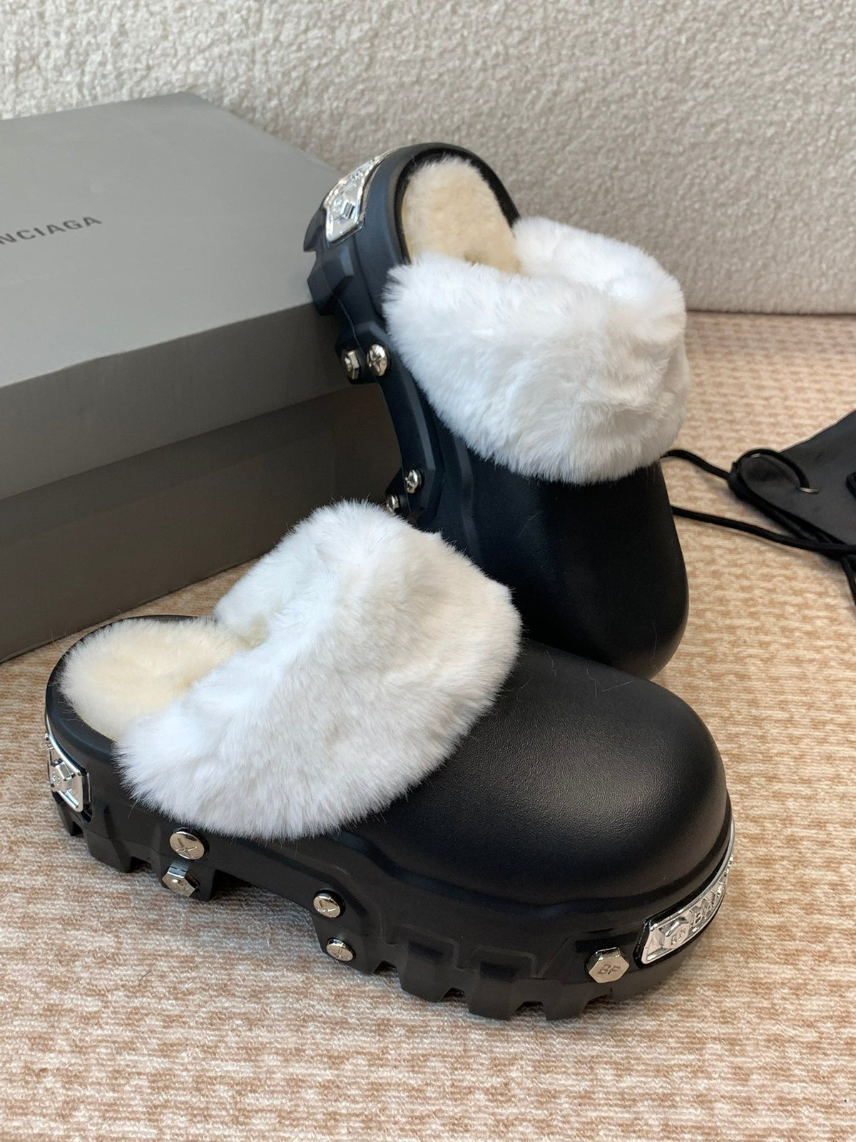 PLATFORM MULES IN BLACK RUBBER MIX RABBIT FUR SILVER HARDWARE