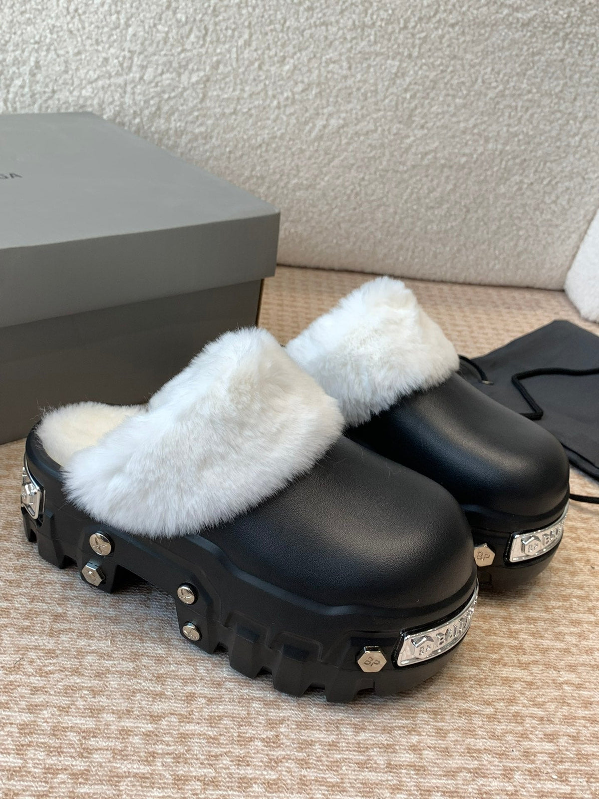 PLATFORM MULES IN BLACK RUBBER MIX RABBIT FUR SILVER HARDWARE