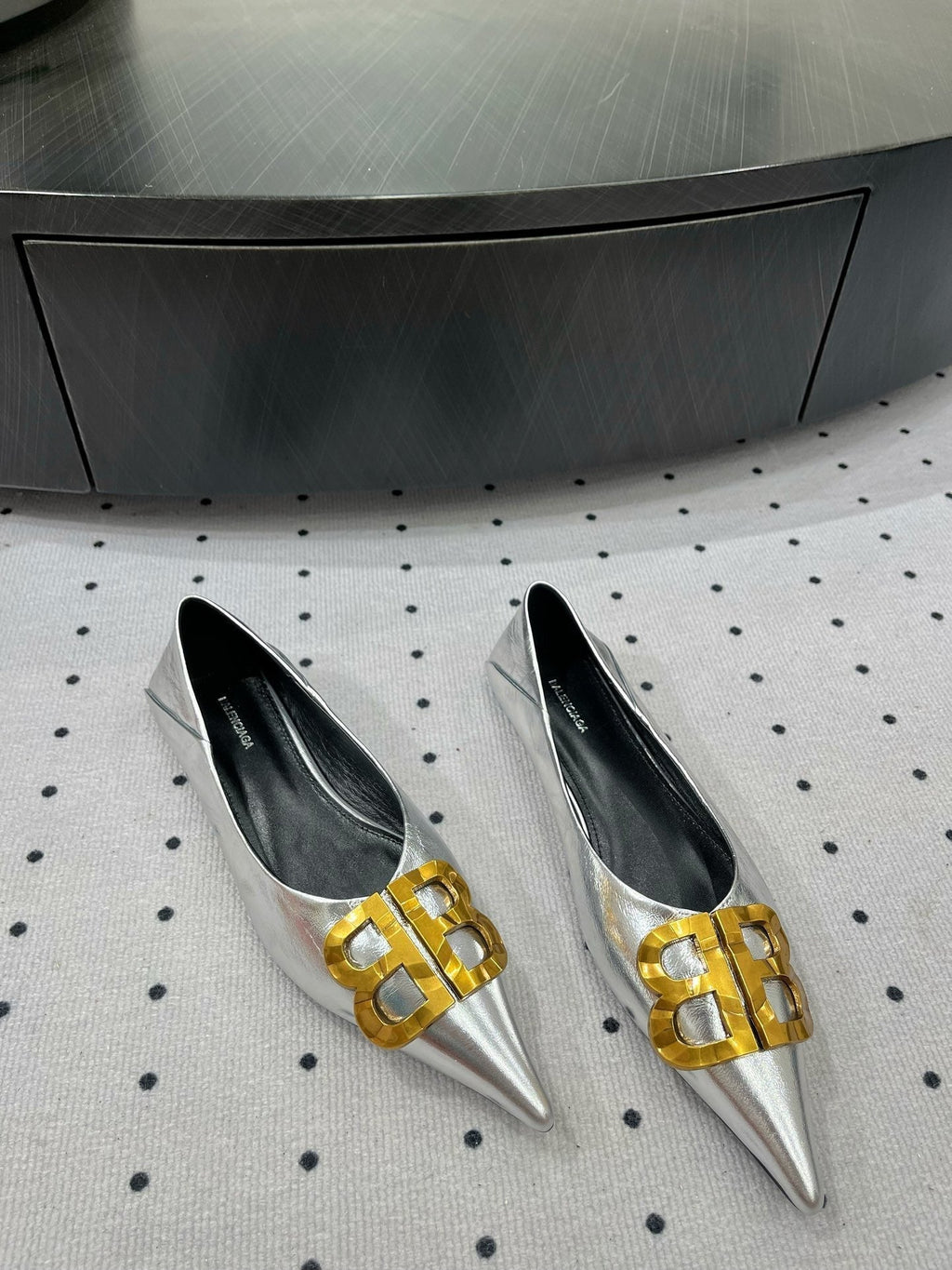 POINTED BB GOLD BUCKLE BALLET FLAT IN SILVER METALLIC SHINY CALFSKIN