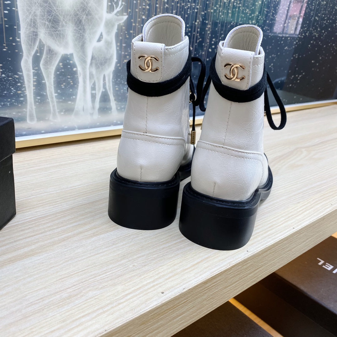 CC COMBAT BOOTS IN WHITE WRINKLED CALFSKIN AND BLACK GROSGRAIN WITH FAUX PEARL
